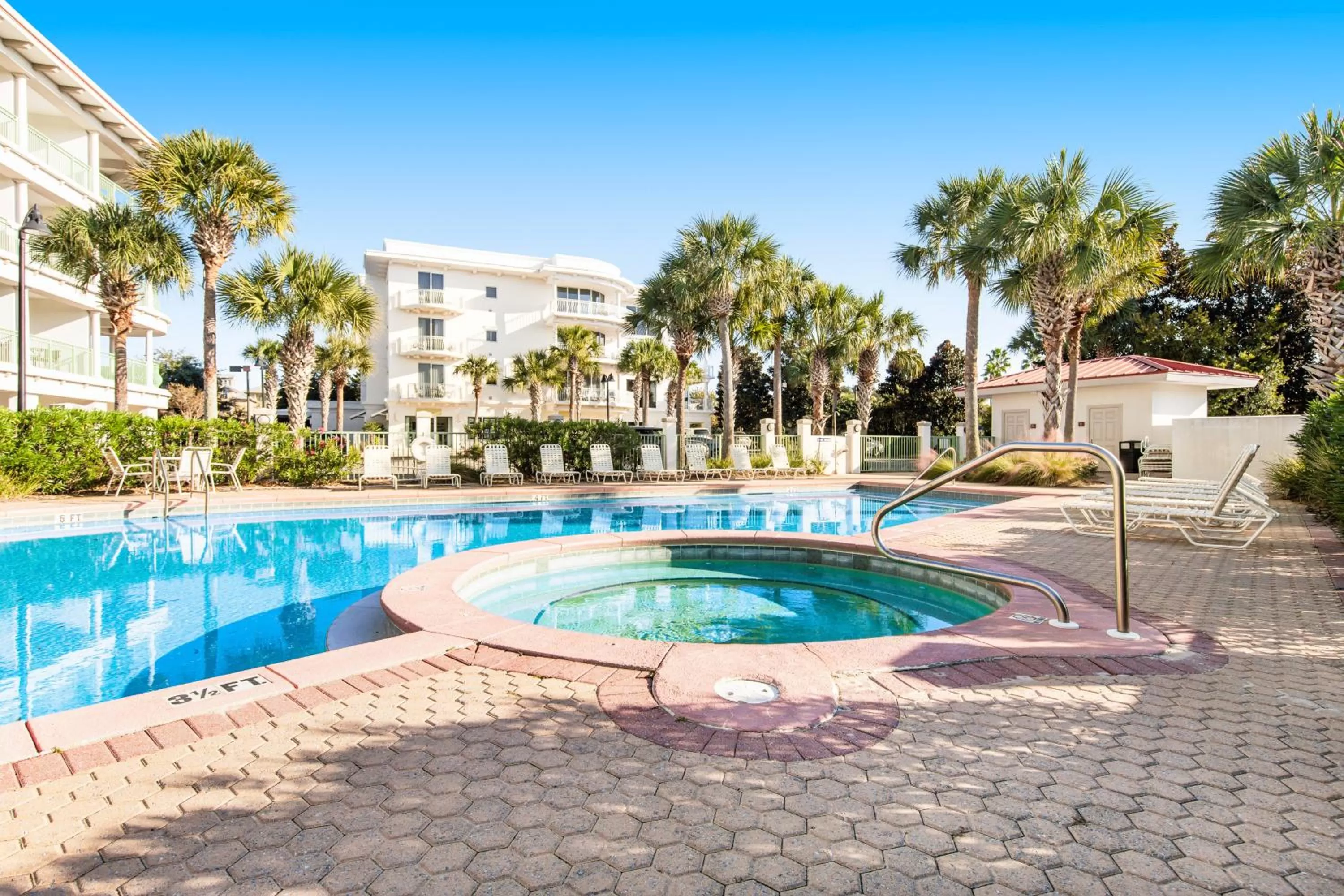 Swimming Pool in Inn at Seacrest 403