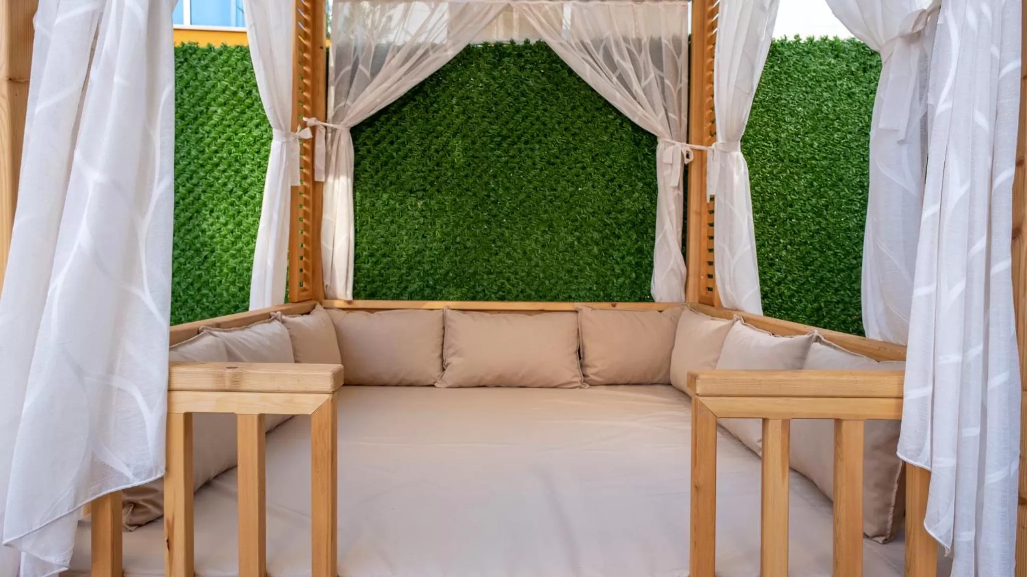 Seating area, Bed in Nas Suite