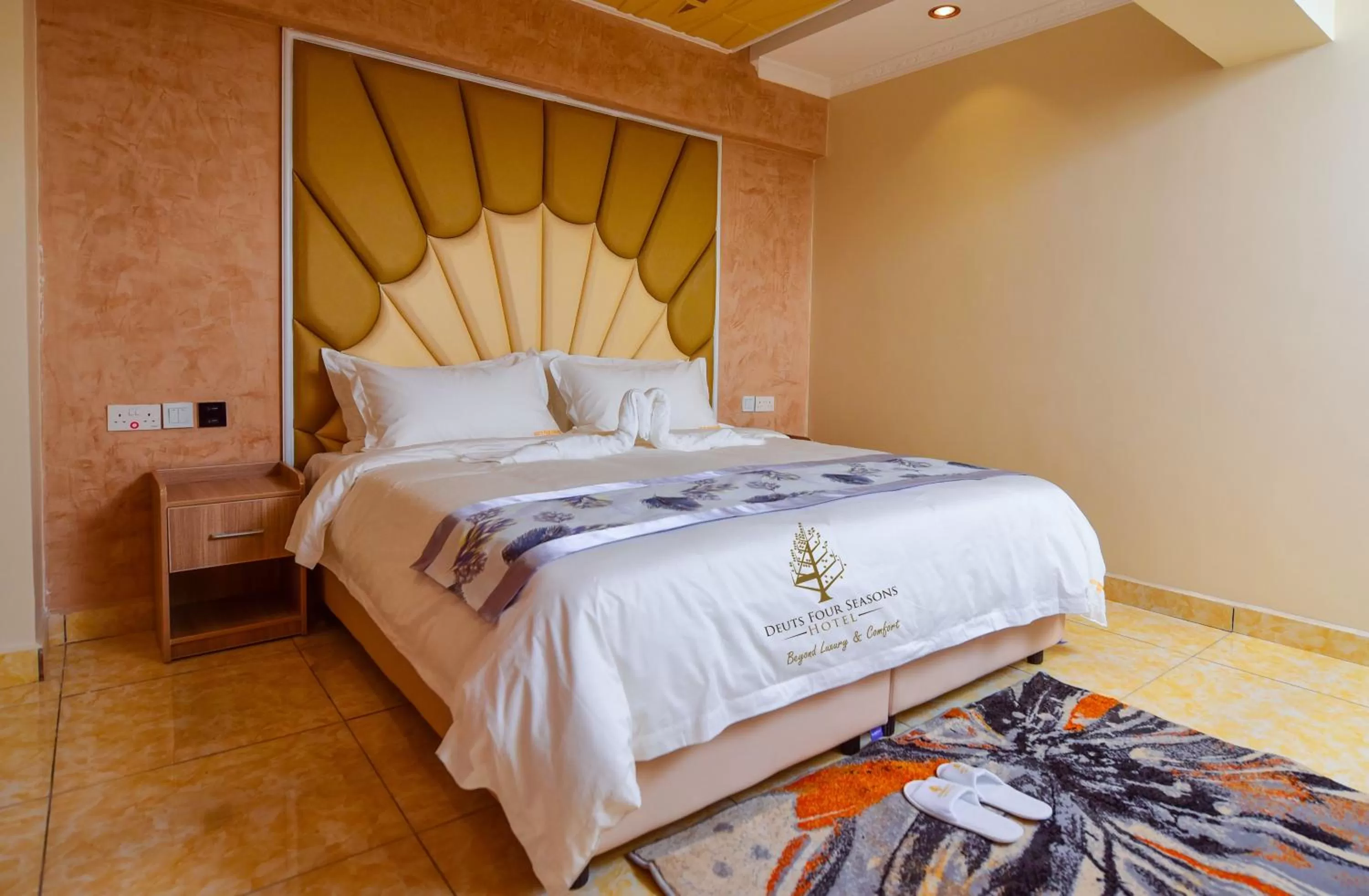 Photo of the whole room, Bed in Deuts Four Seasons Hotel