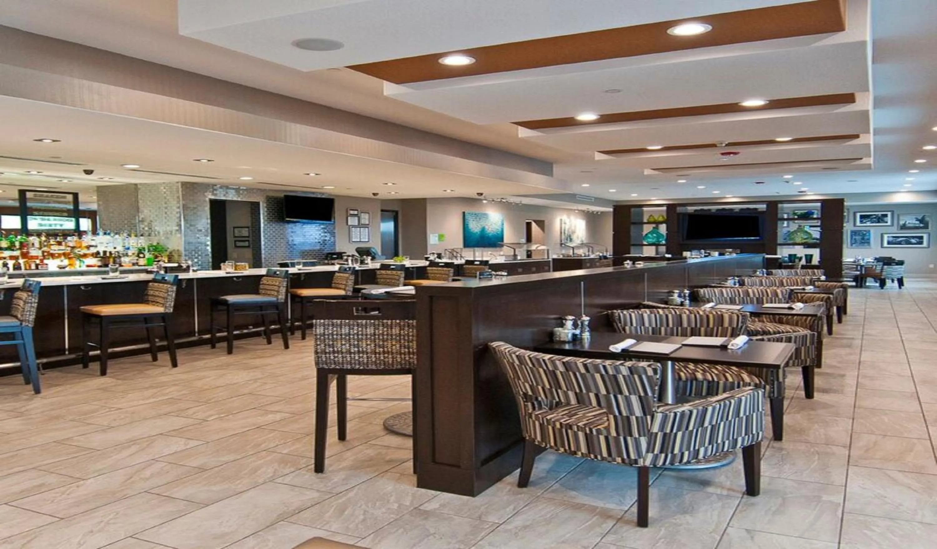 Lounge or bar in Holiday Inn Austin Airport by IHG