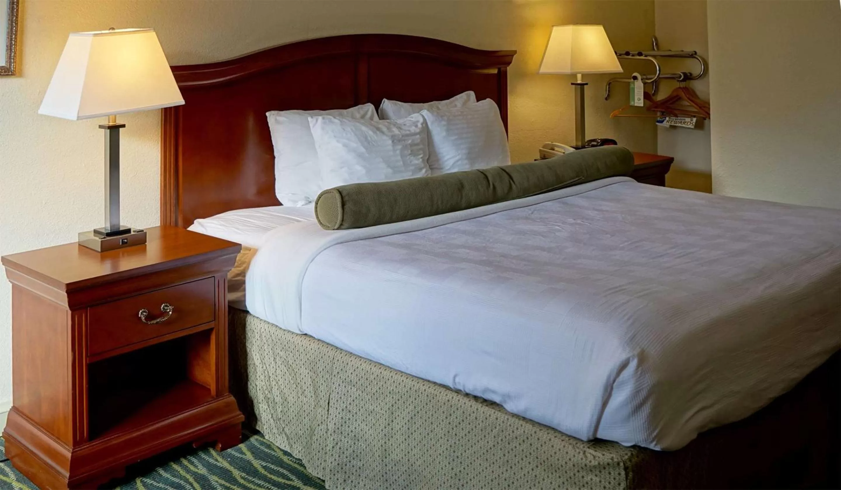 King Room with Bath Tub - Mobility Access/Non-Smoking in Best Western Point South