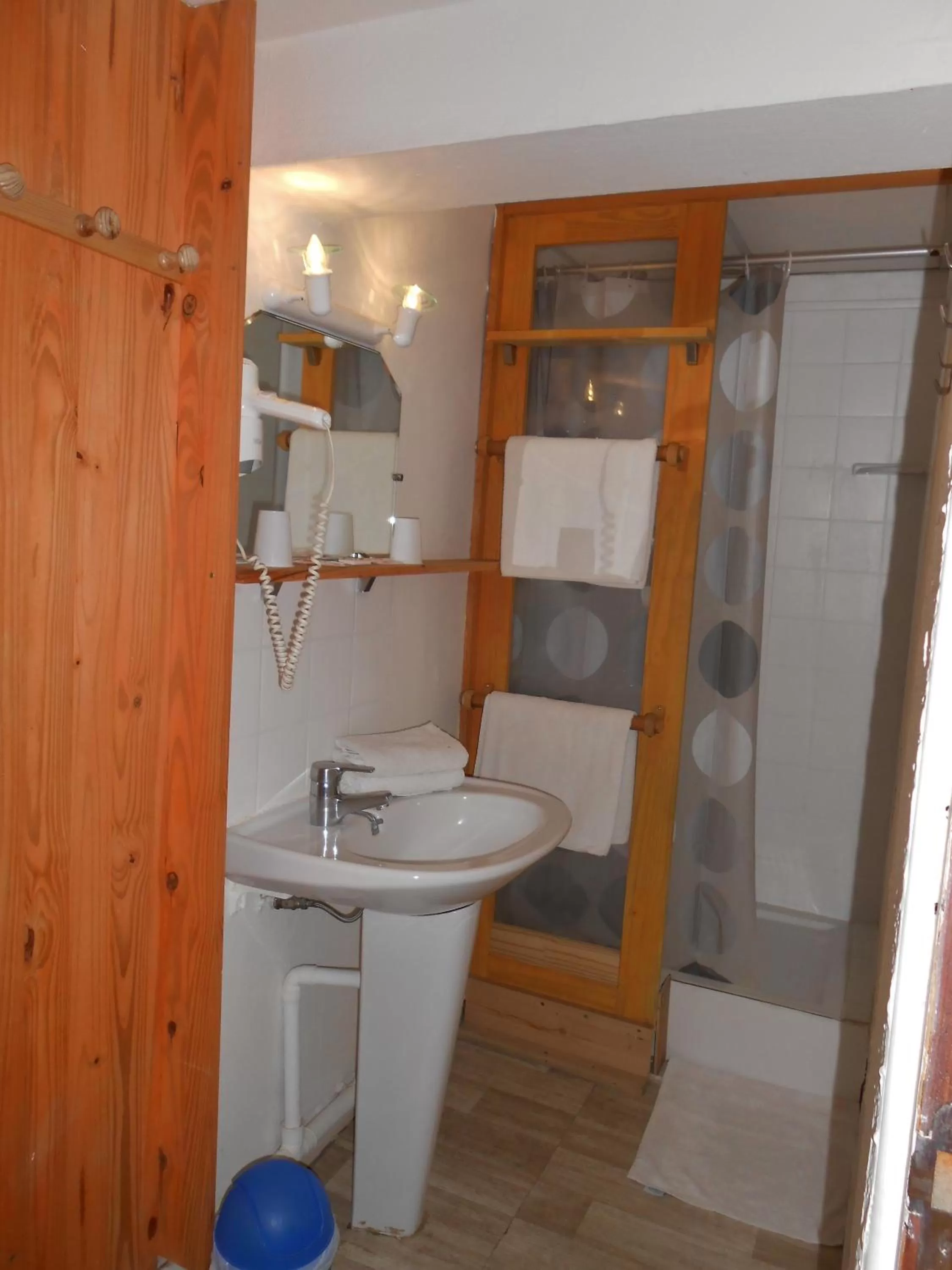 Bathroom in Le palais, hôtel - restaurant