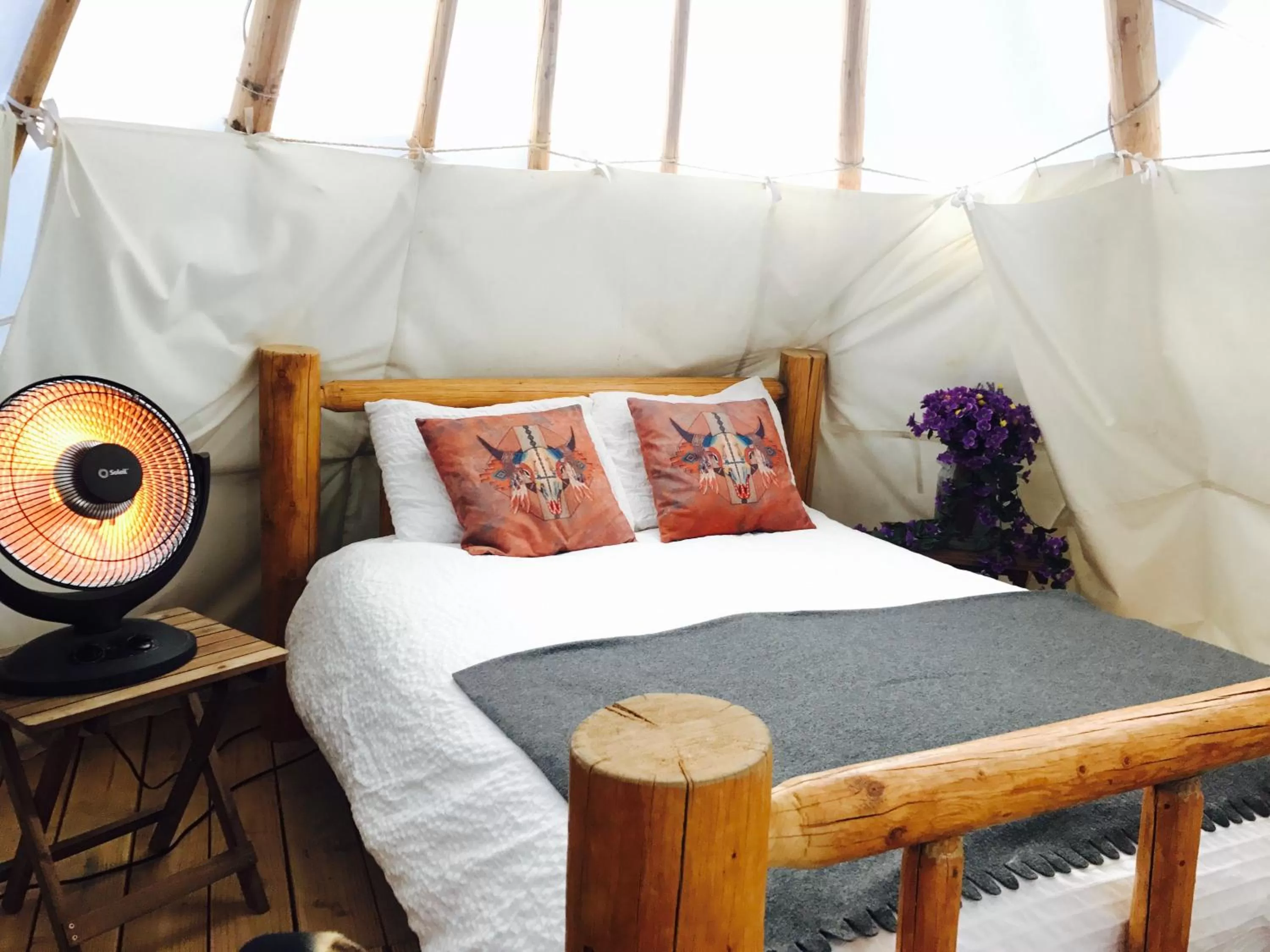 Bed in Olancha RV Park and Motel