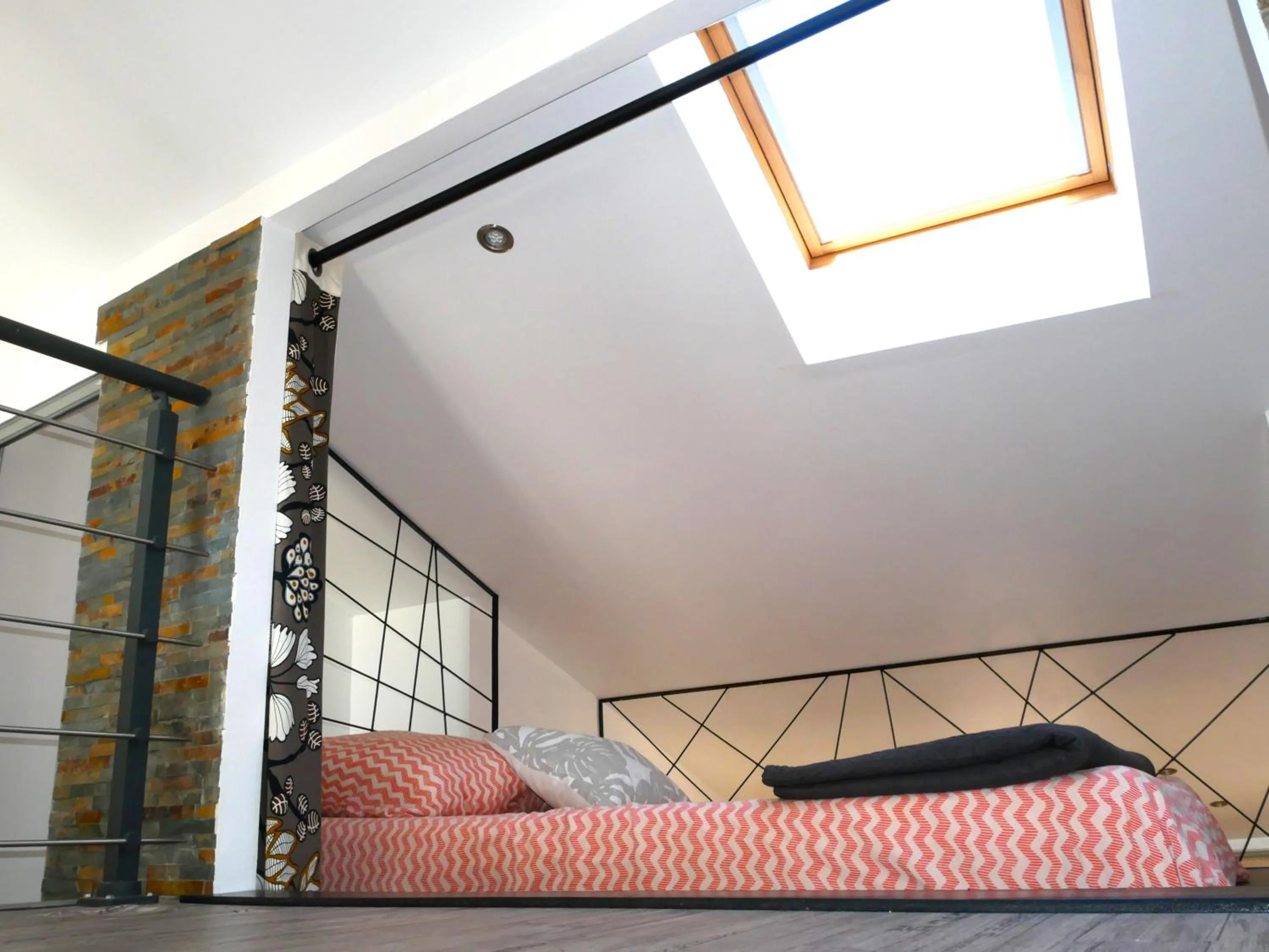 Bedroom, Bed in L'Oriflamme