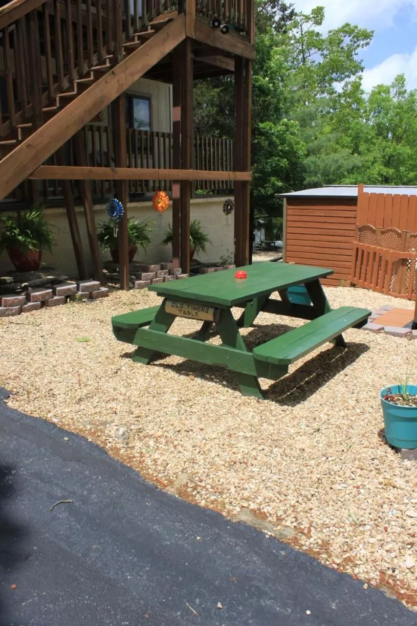 Swimming pool in Shady Acre Inn and Suites