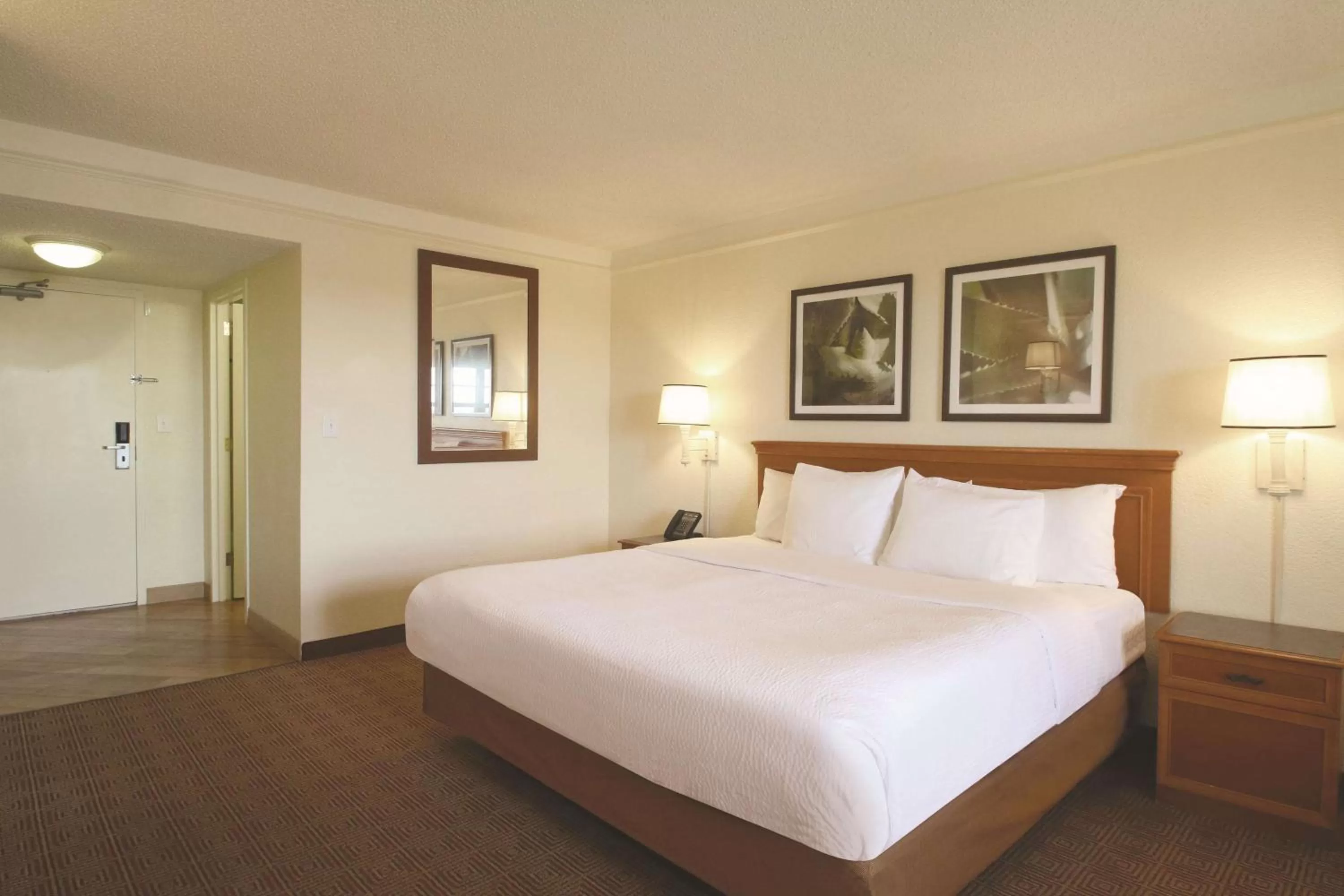 Photo of the whole room, Bed in La Quinta by Wyndham Coral Springs University Dr