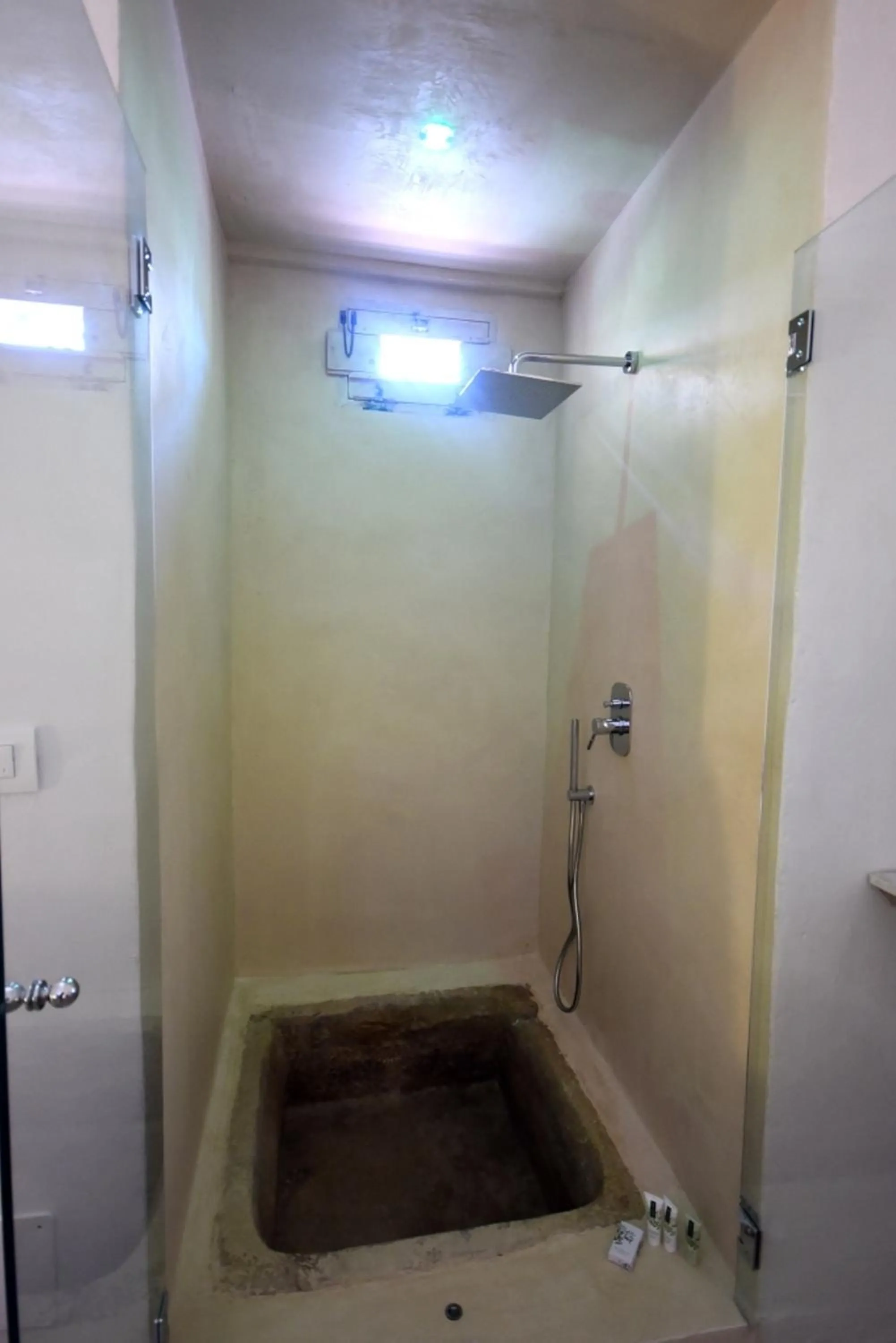 Shower in Palazzo Castriota