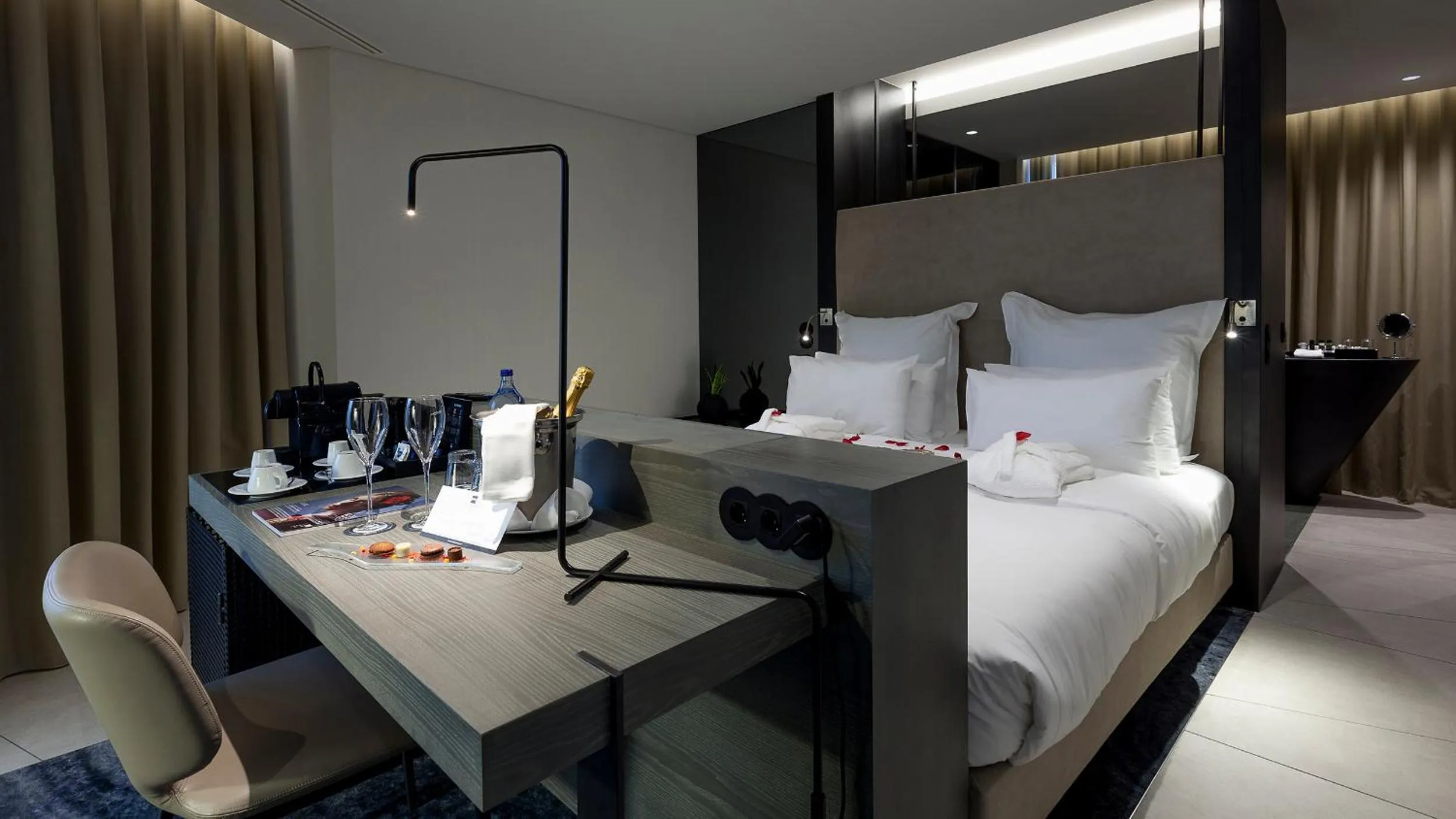 Bed in Porto Royal Bridges Hotel