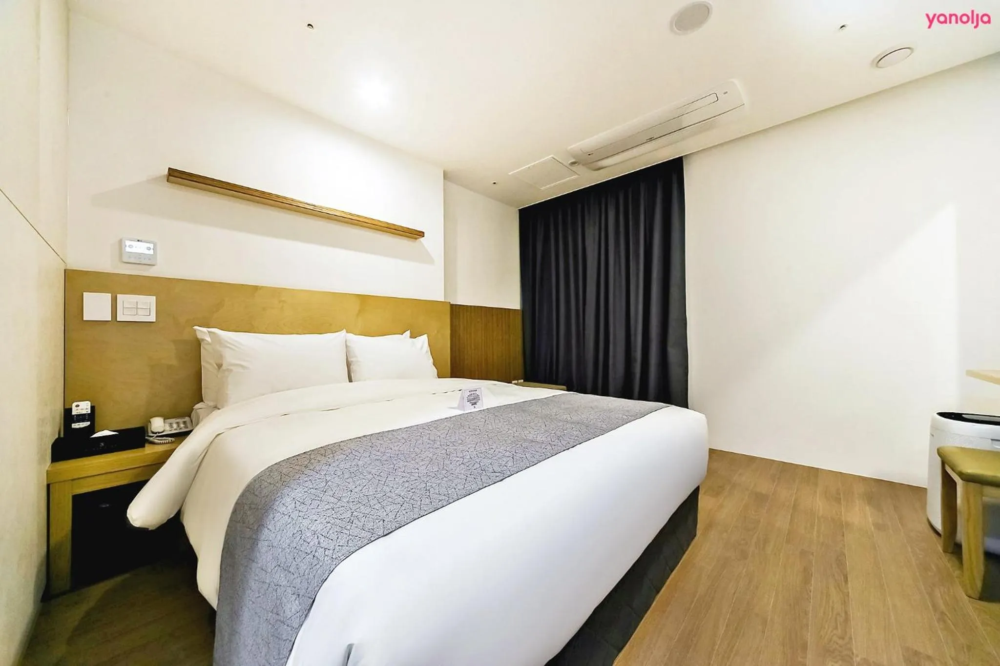 Bed in Hotel Noblestay