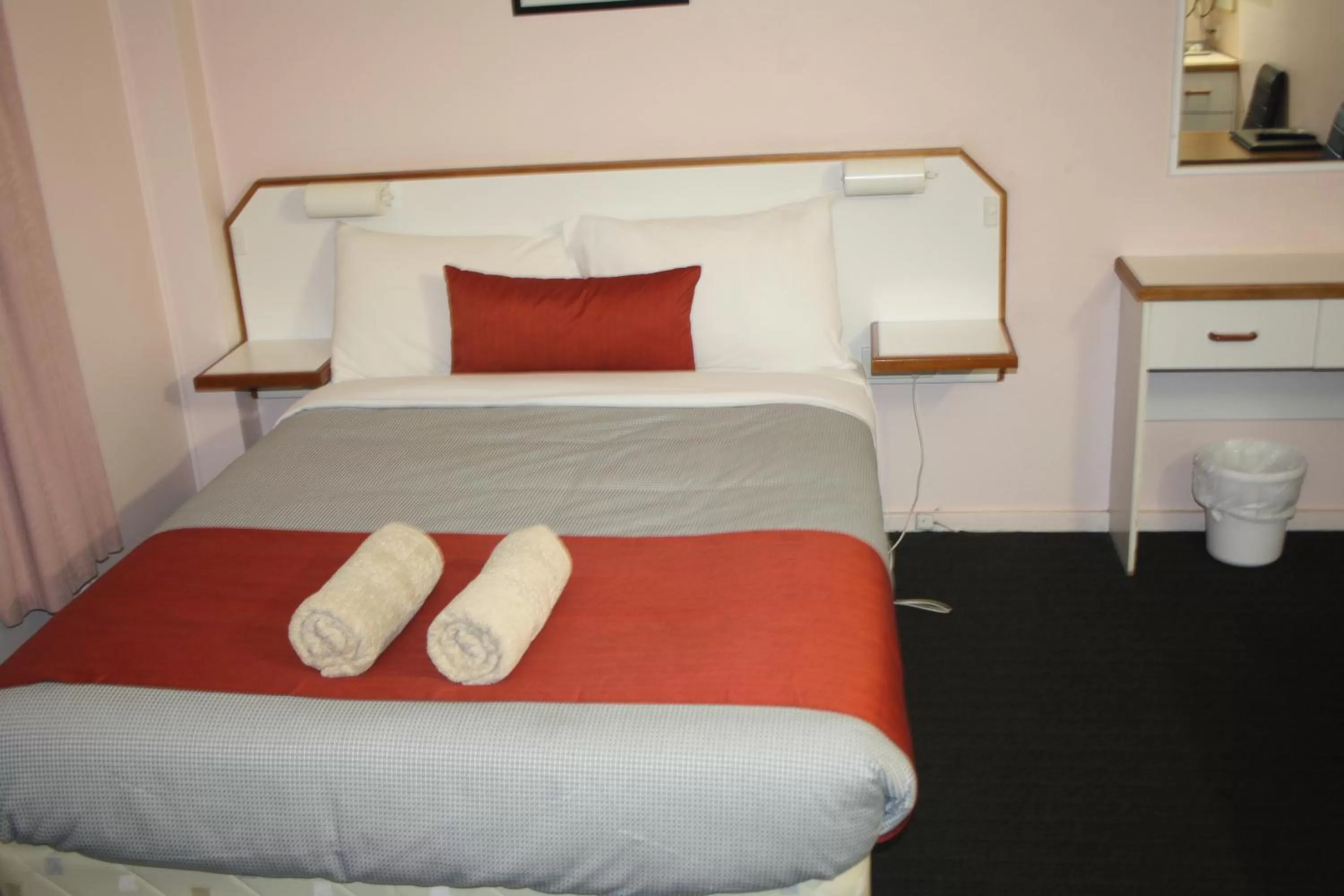 Bed in Bradman Motor Inn