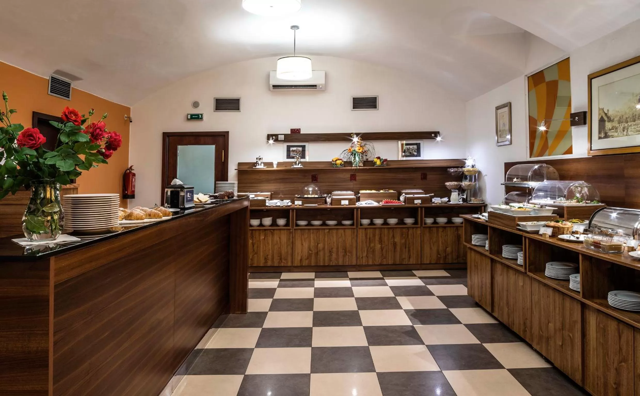 Restaurant/places to eat in EA Hotel Downtown