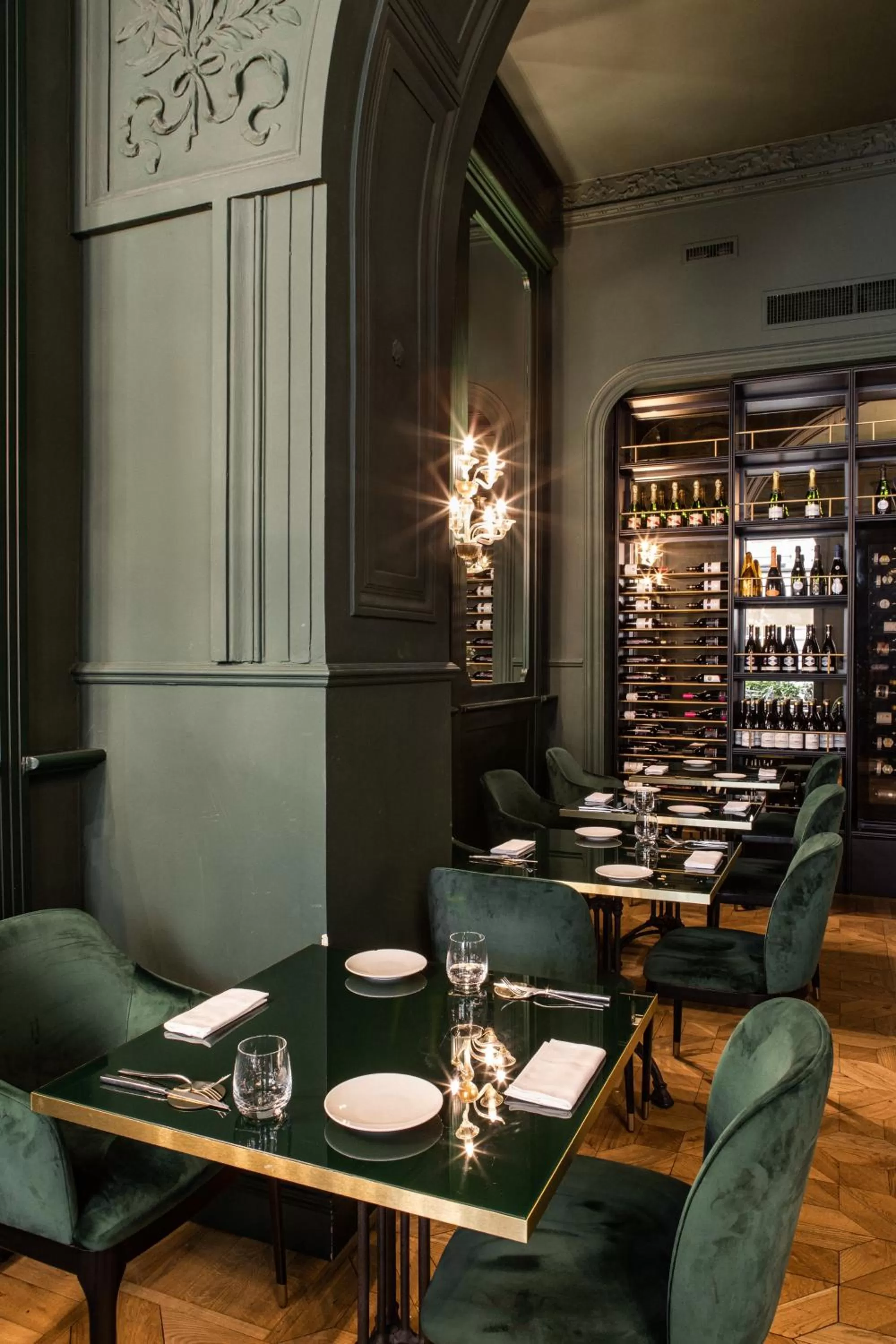 Restaurant/places to eat in Palace Suite