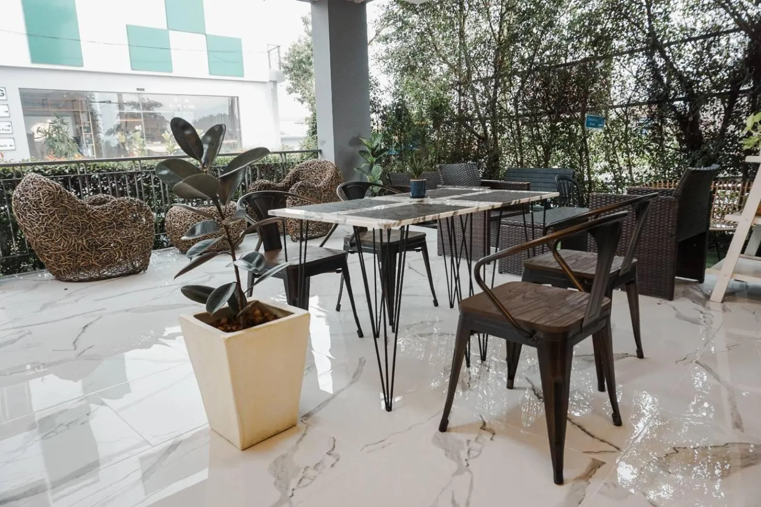 Restaurant/places to eat in The Blue Hotel