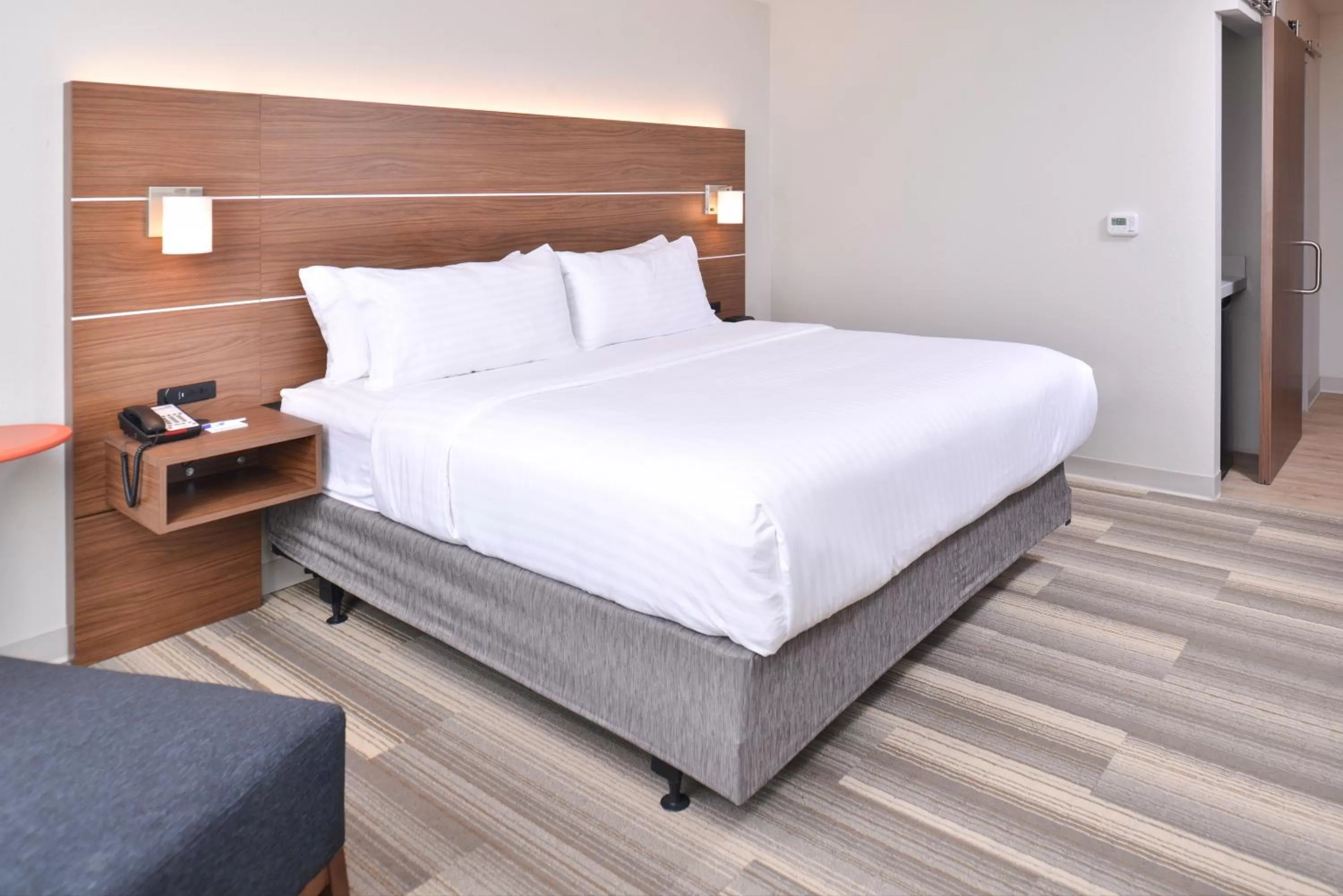 Photo of the whole room, Bed in Holiday Inn Express & Suites Omaha Airport by IHG