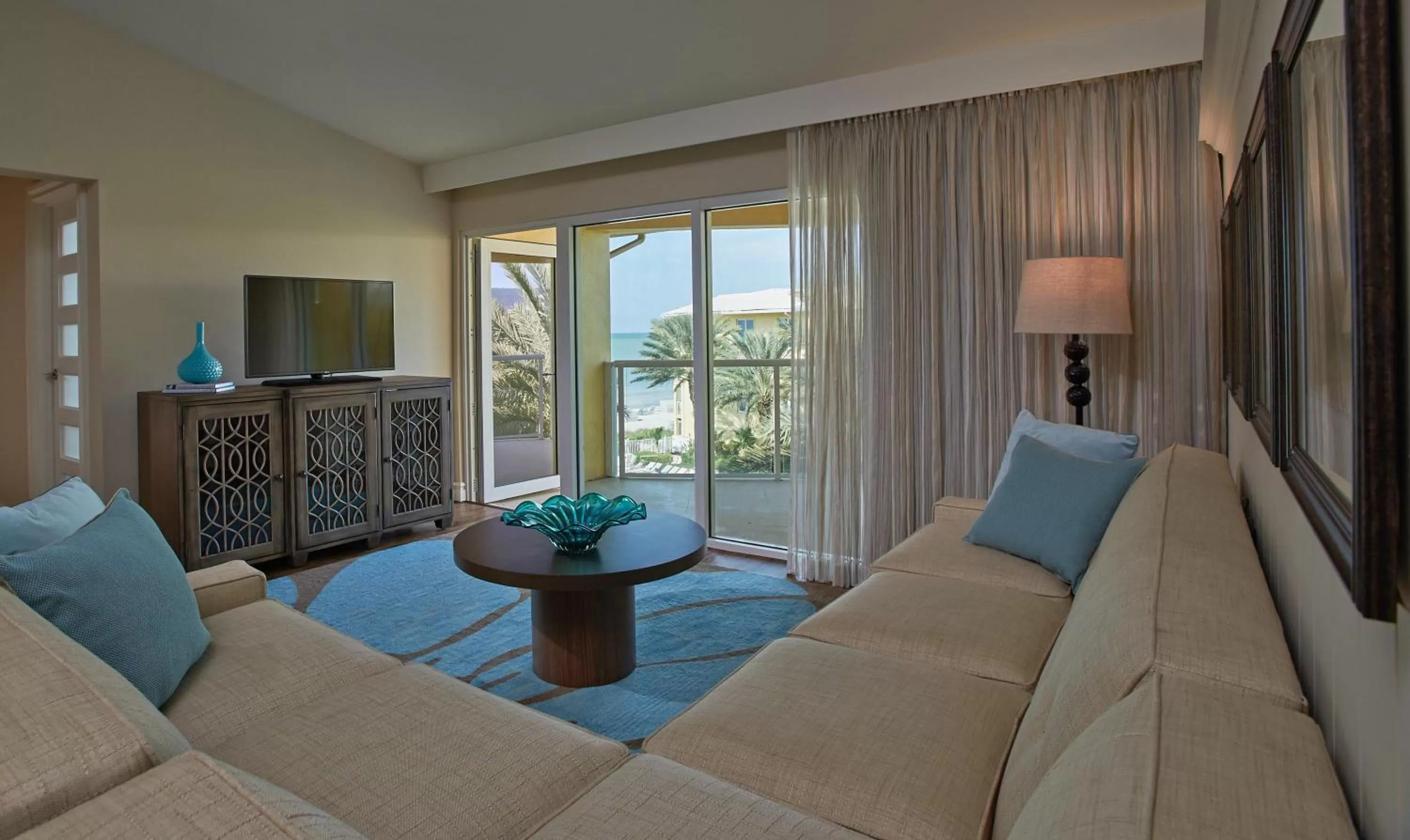 Living room in Edgewater Beach Hotel