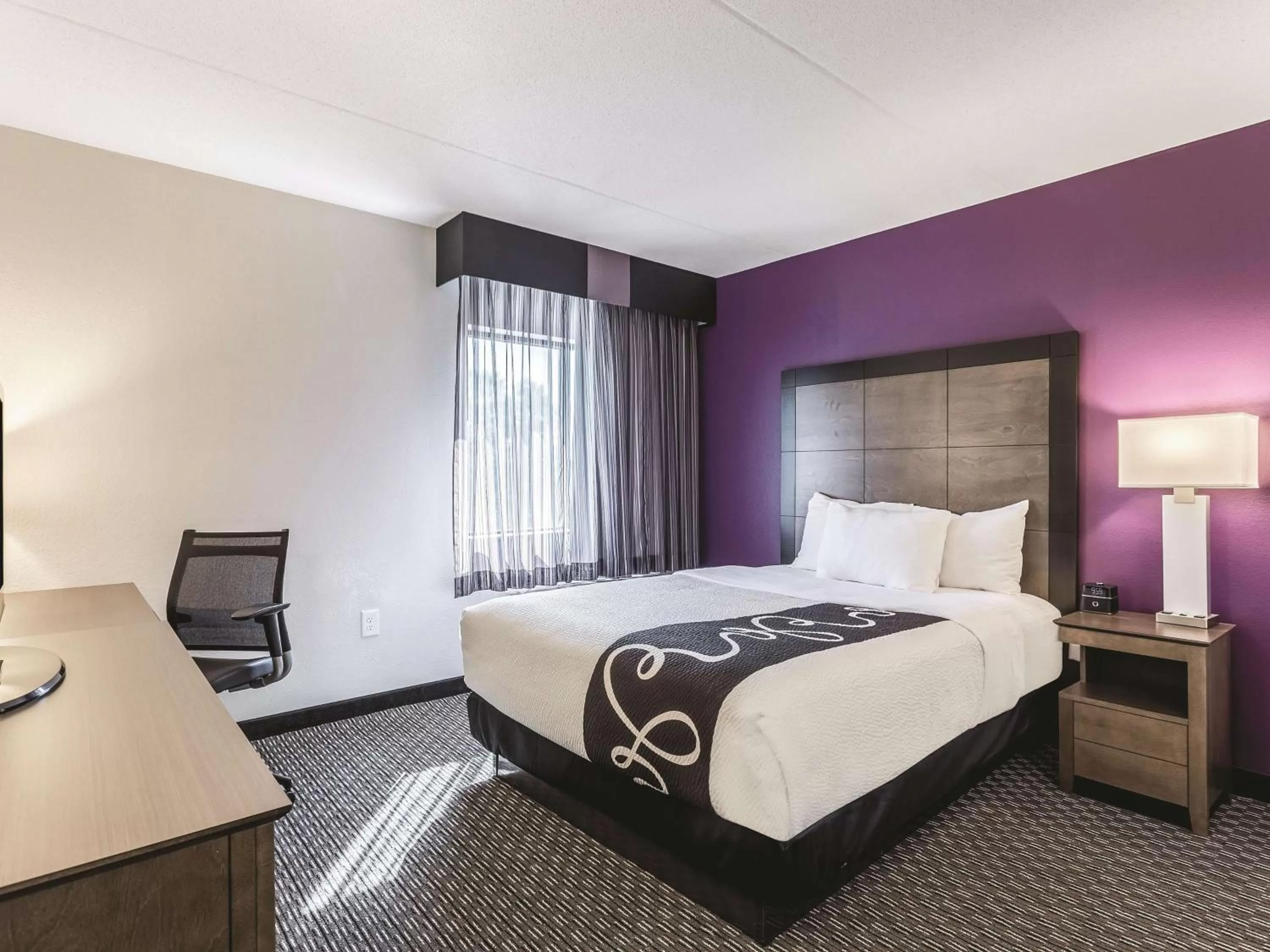 Photo of the whole room, Bed in La Quinta by Wyndham Columbia / Fort Meade