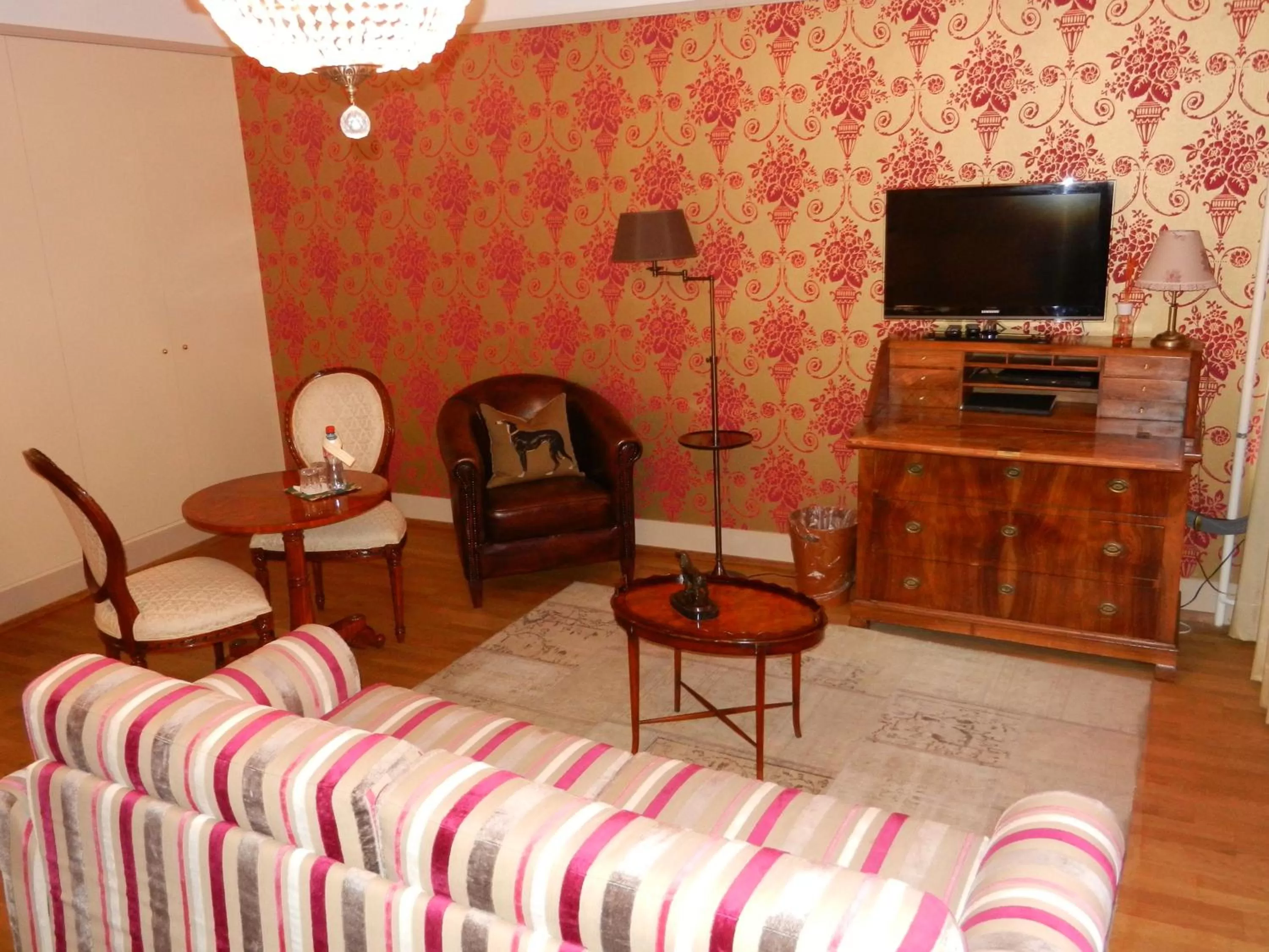 TV and multimedia in Townhouse Boutique Hotel