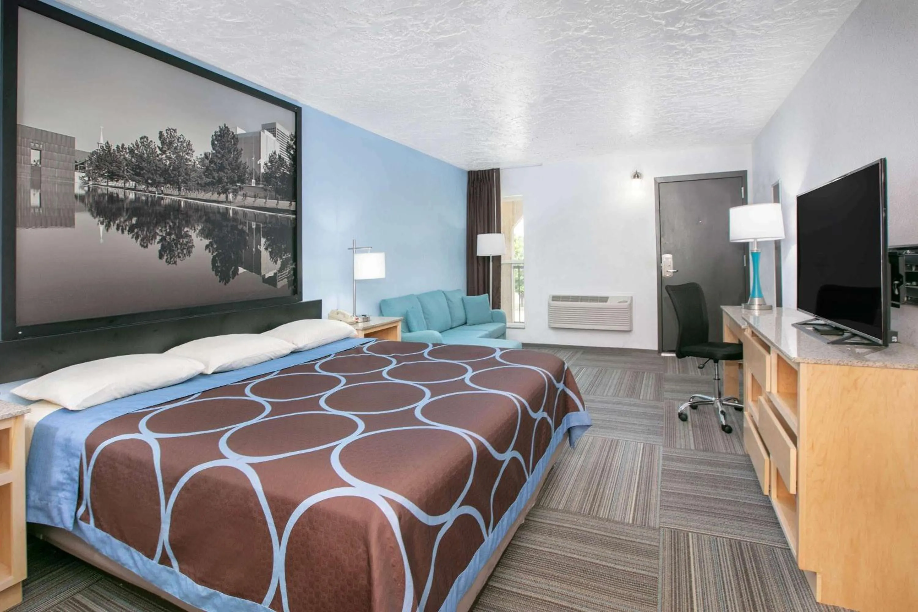 Photo of the whole room, Bed in Super 8 by Wyndham City of Moore