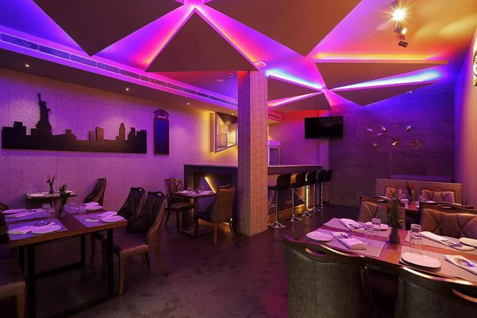 Restaurant/places to eat in Hotel New York Square