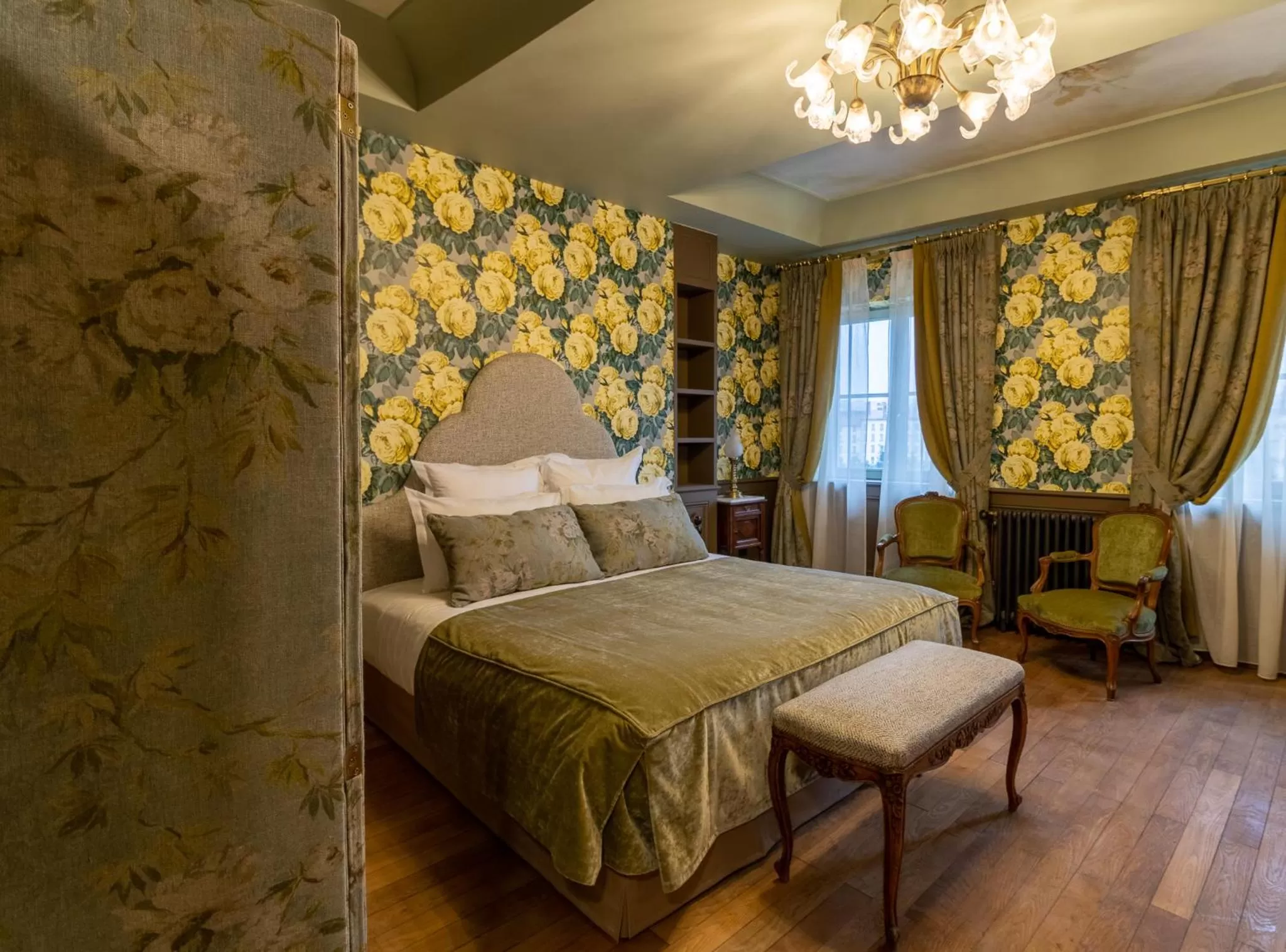 Photo of the whole room, Bed in Bayard Bellecour