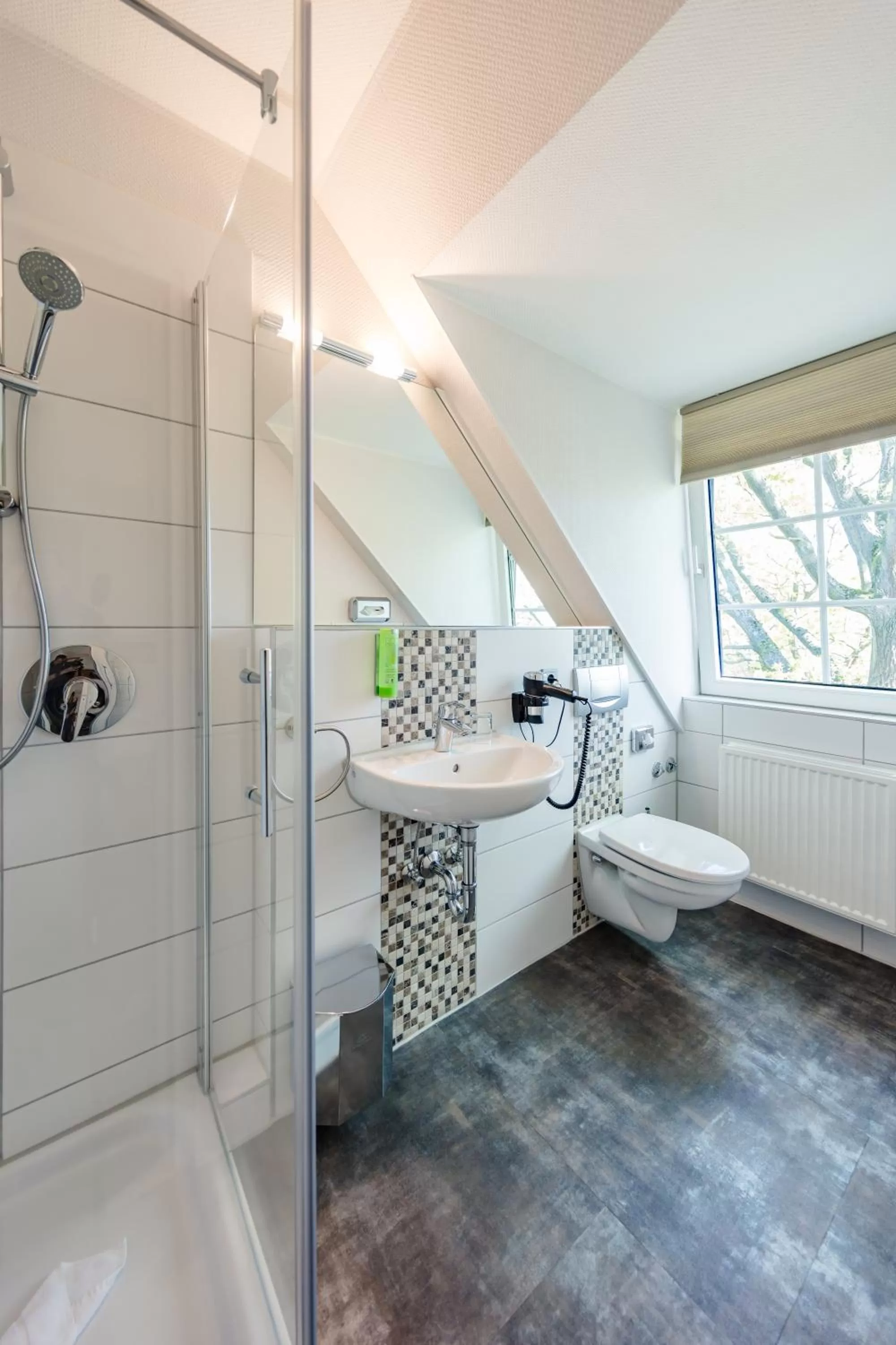 Shower in Hotel Zum Zeppelin Hamburg