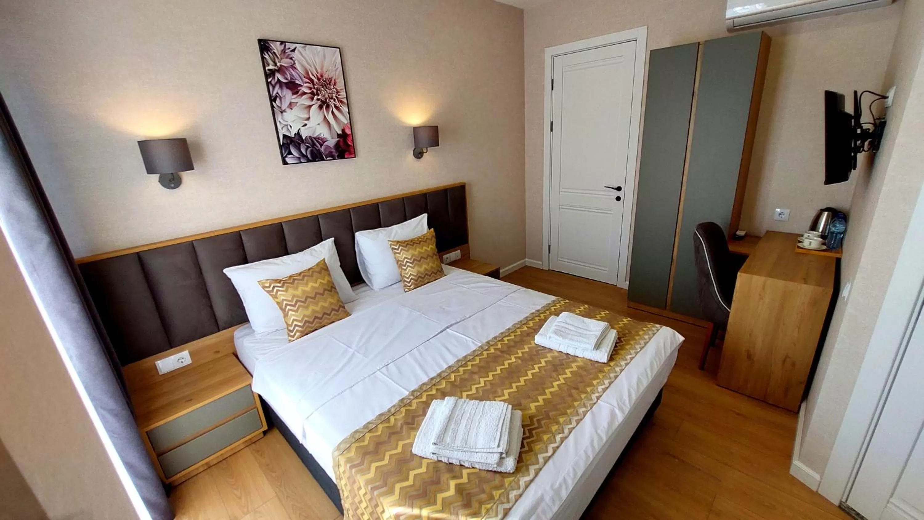 Photo of the whole room, Bed in Falcon Boutique Hotel