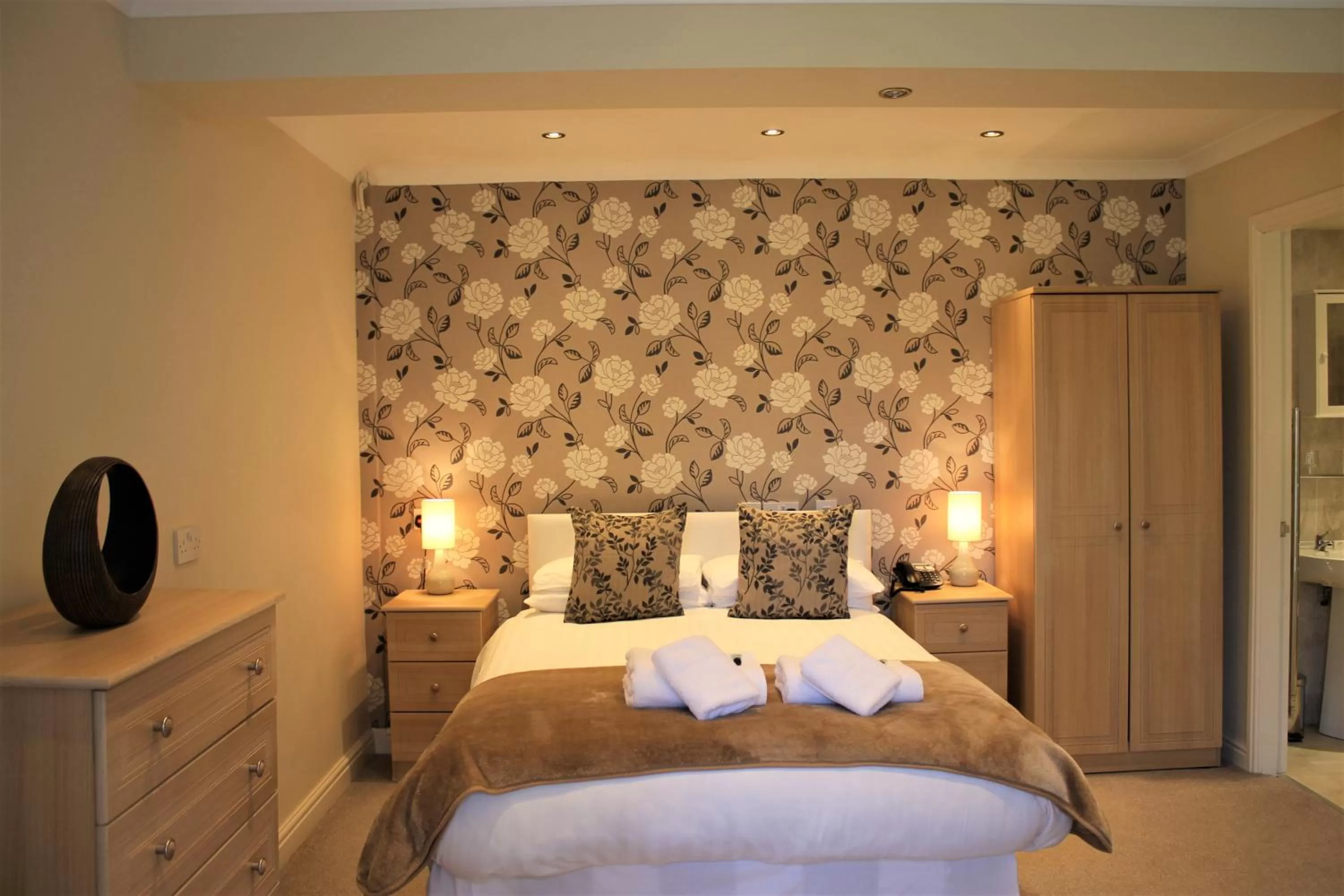 Bedroom, Bed in Winchmore Hotel