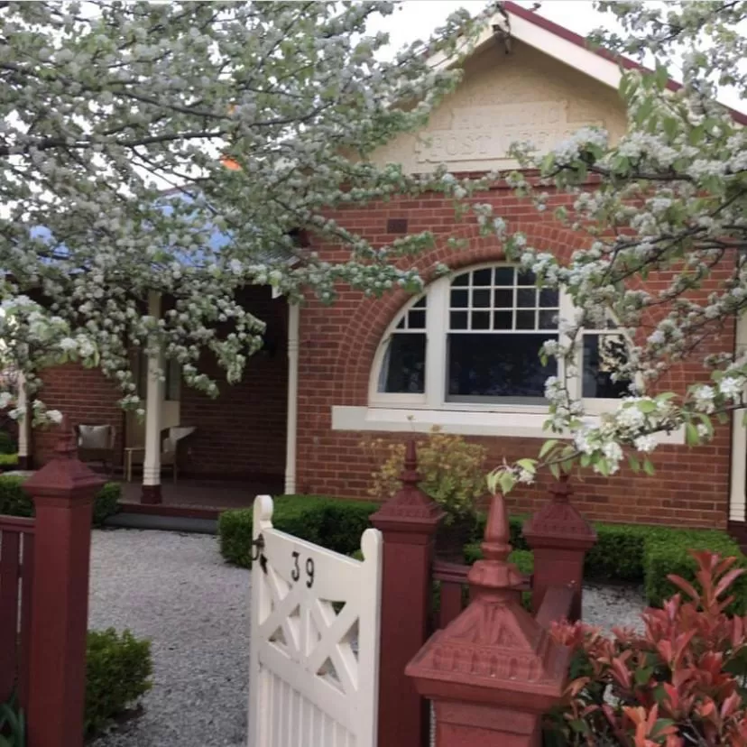 Property Building in Howlong Old Post Office Luxury Suite