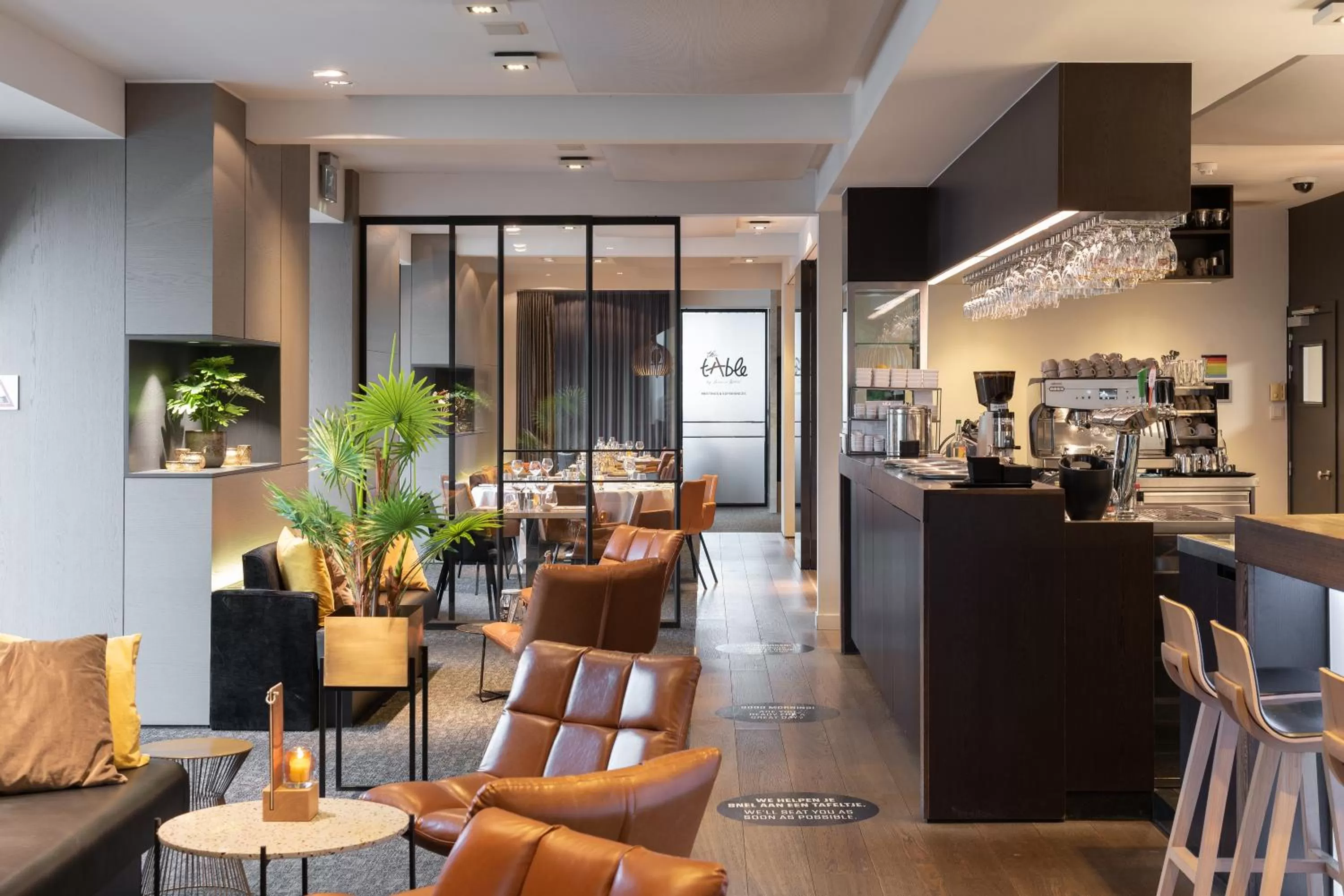 Restaurant/places to eat in Ariane Hotel