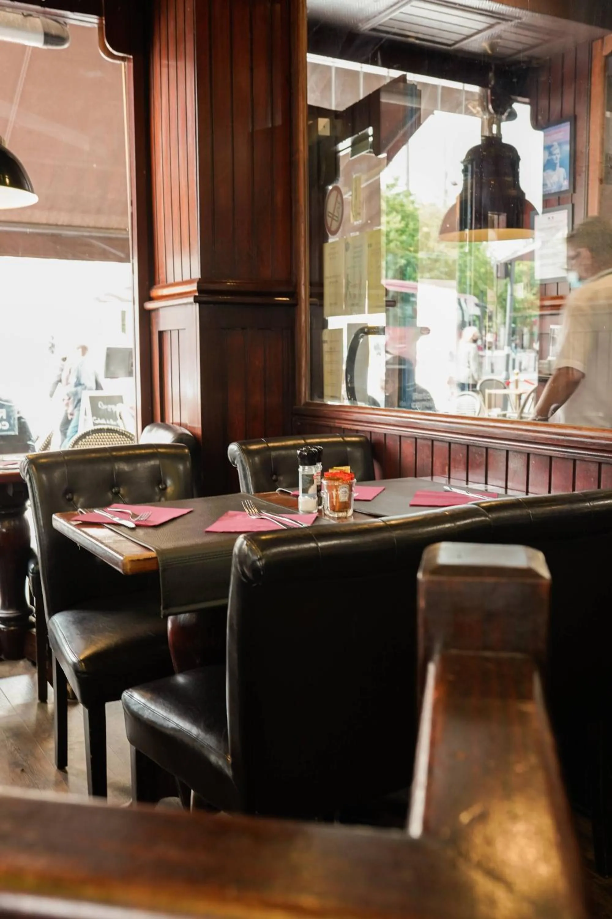 Restaurant/places to eat in Le Napoleon