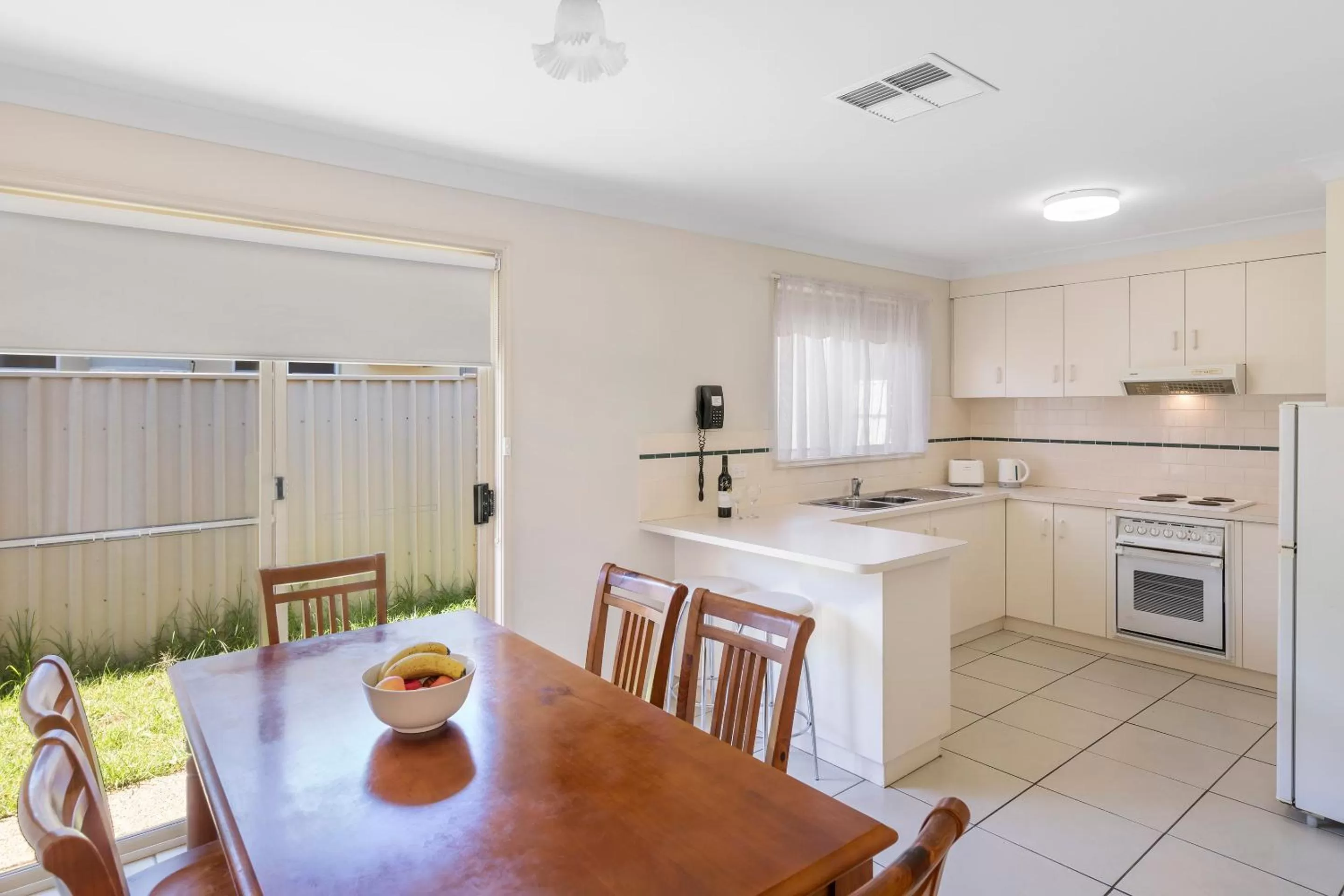 Dining area in Best Western Ambassador Motor Inn & Apartments