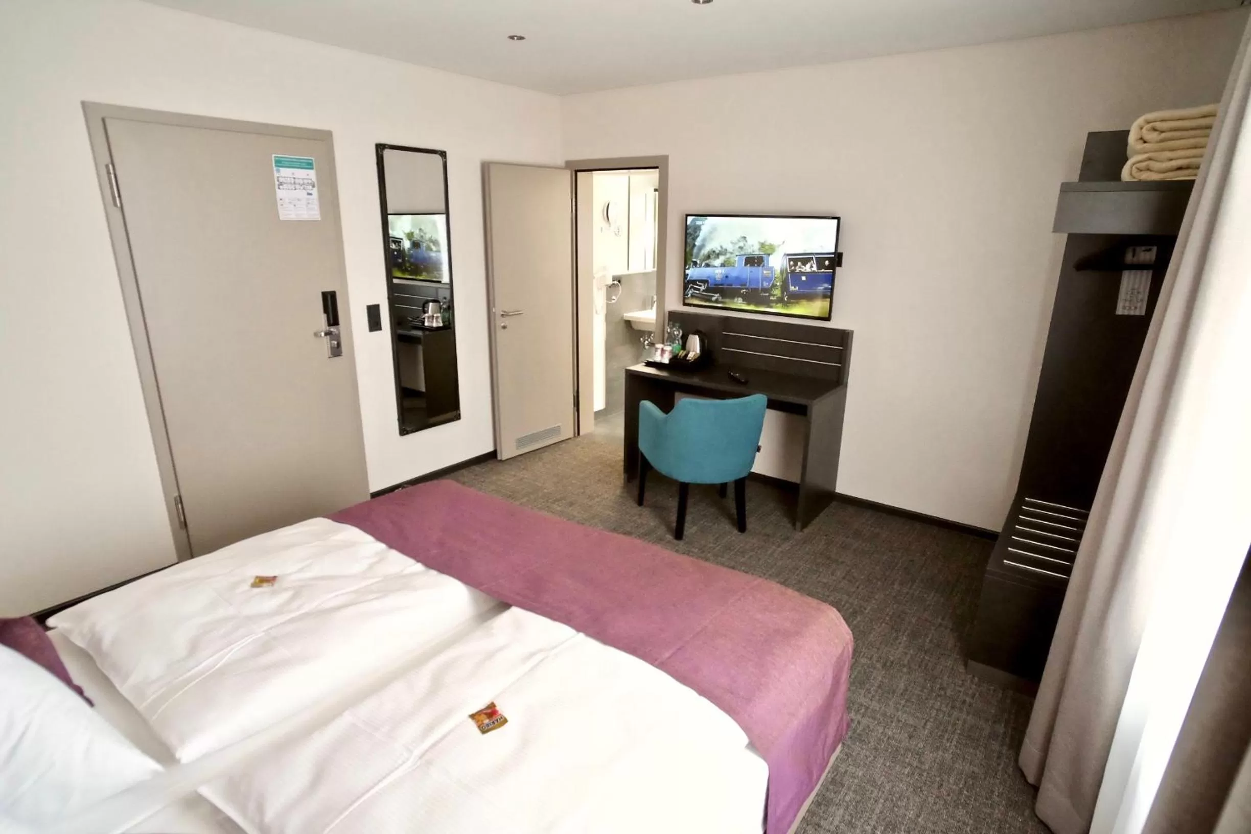 TV and multimedia, Bed in Bahnhof-Erzingen, hotel, coffee & more