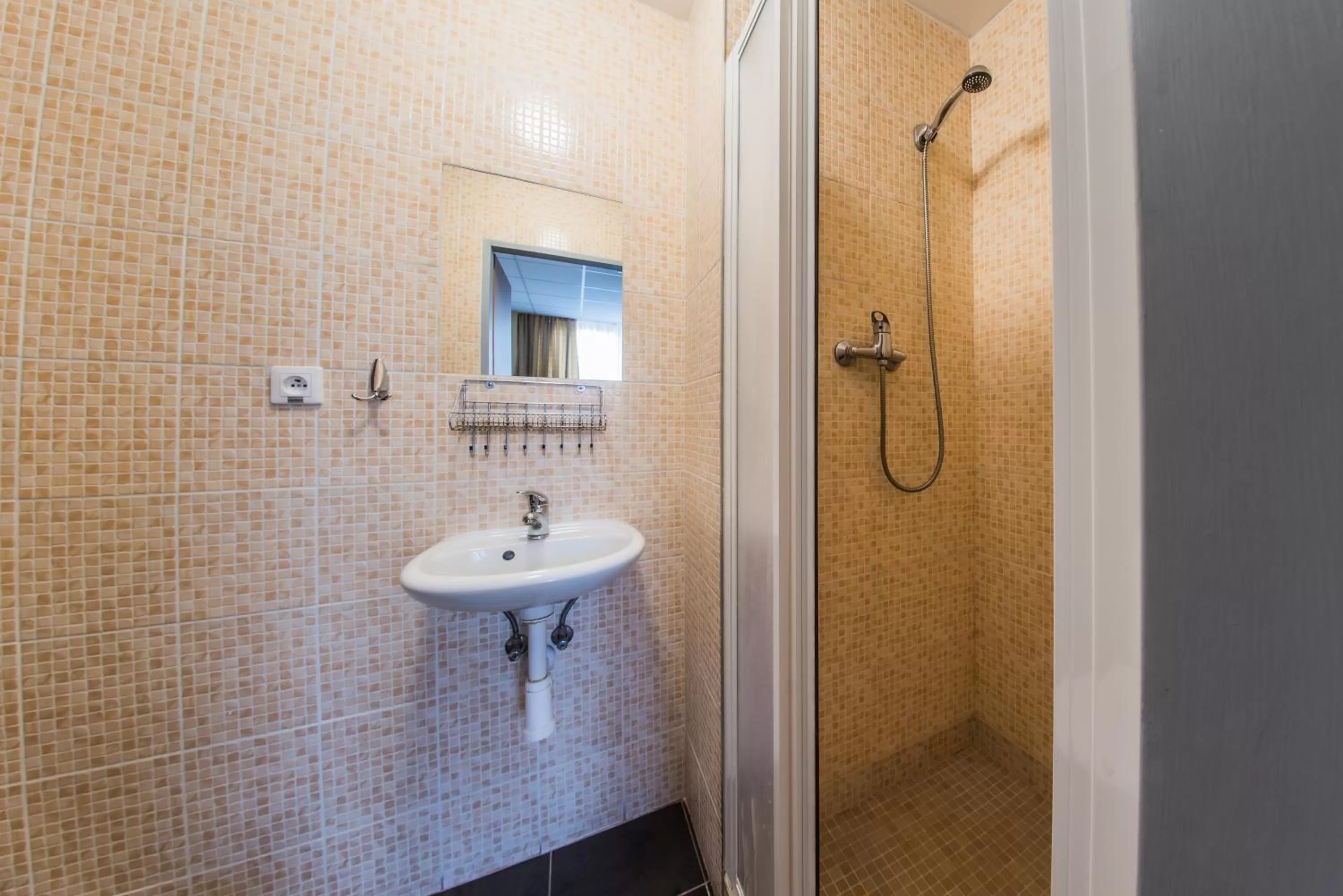Bathroom in City Hotel B&B, reception 24 7, 800m od-from R1, free parking