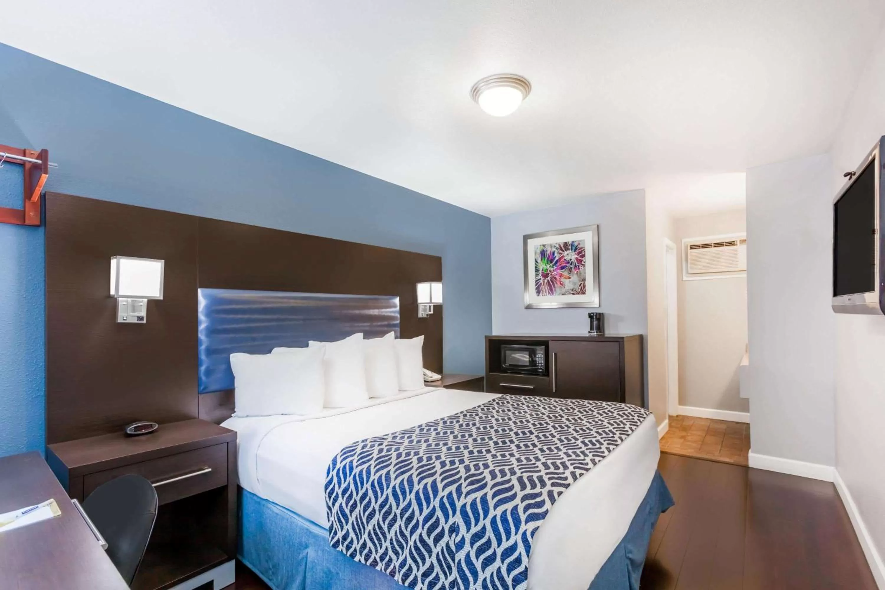 Photo of the whole room, Bed in Days Inn by Wyndham Austin/University/Downtown