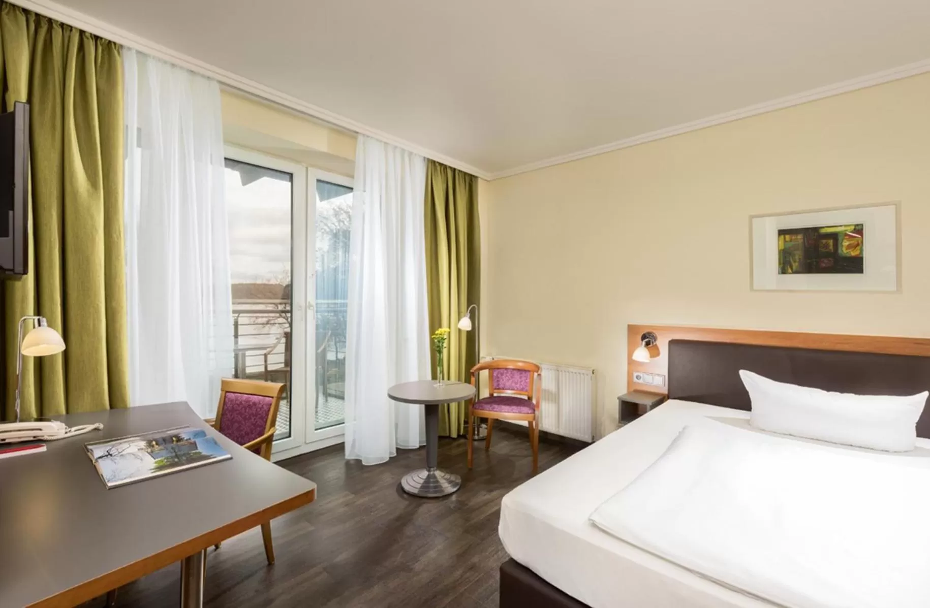 Photo of the whole room, Bed in Seminaris SeeHotel Potsdam