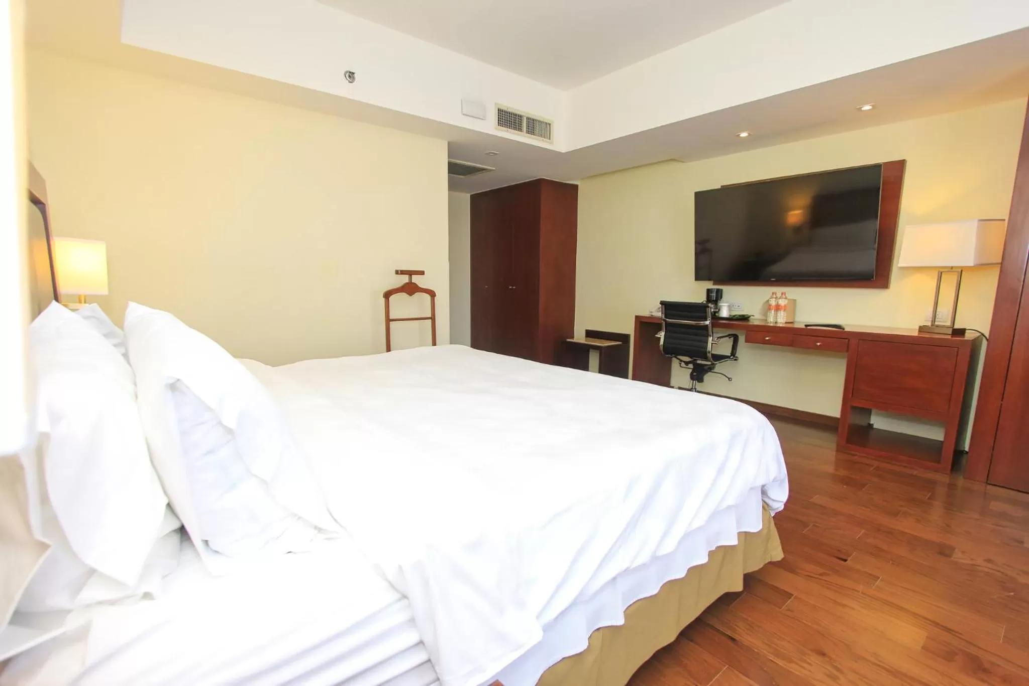 Photo of the whole room, Bed in Holiday Inn Leon by IHG