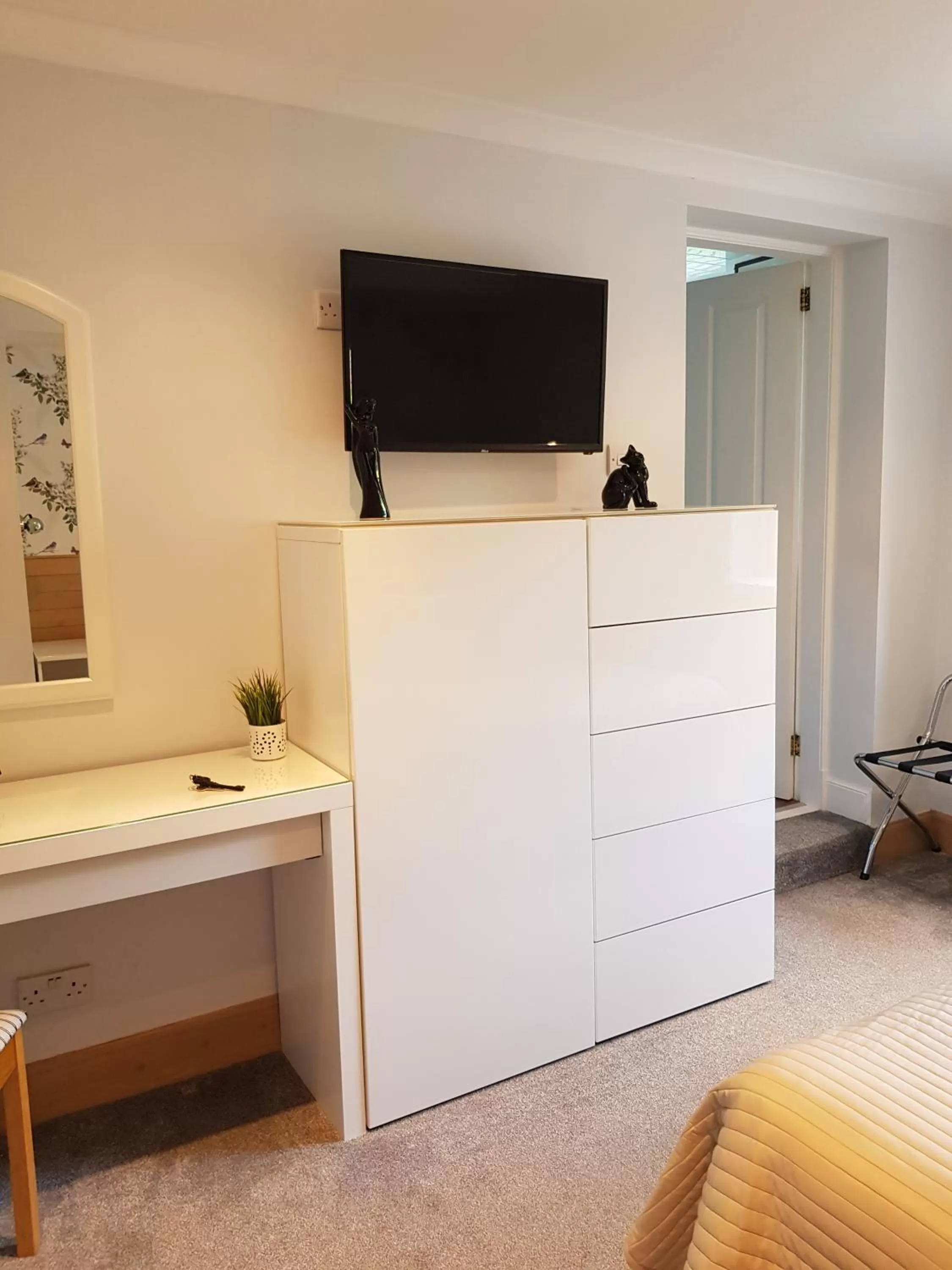 TV and multimedia, TV/Entertainment Center in Maple Cottage B&B