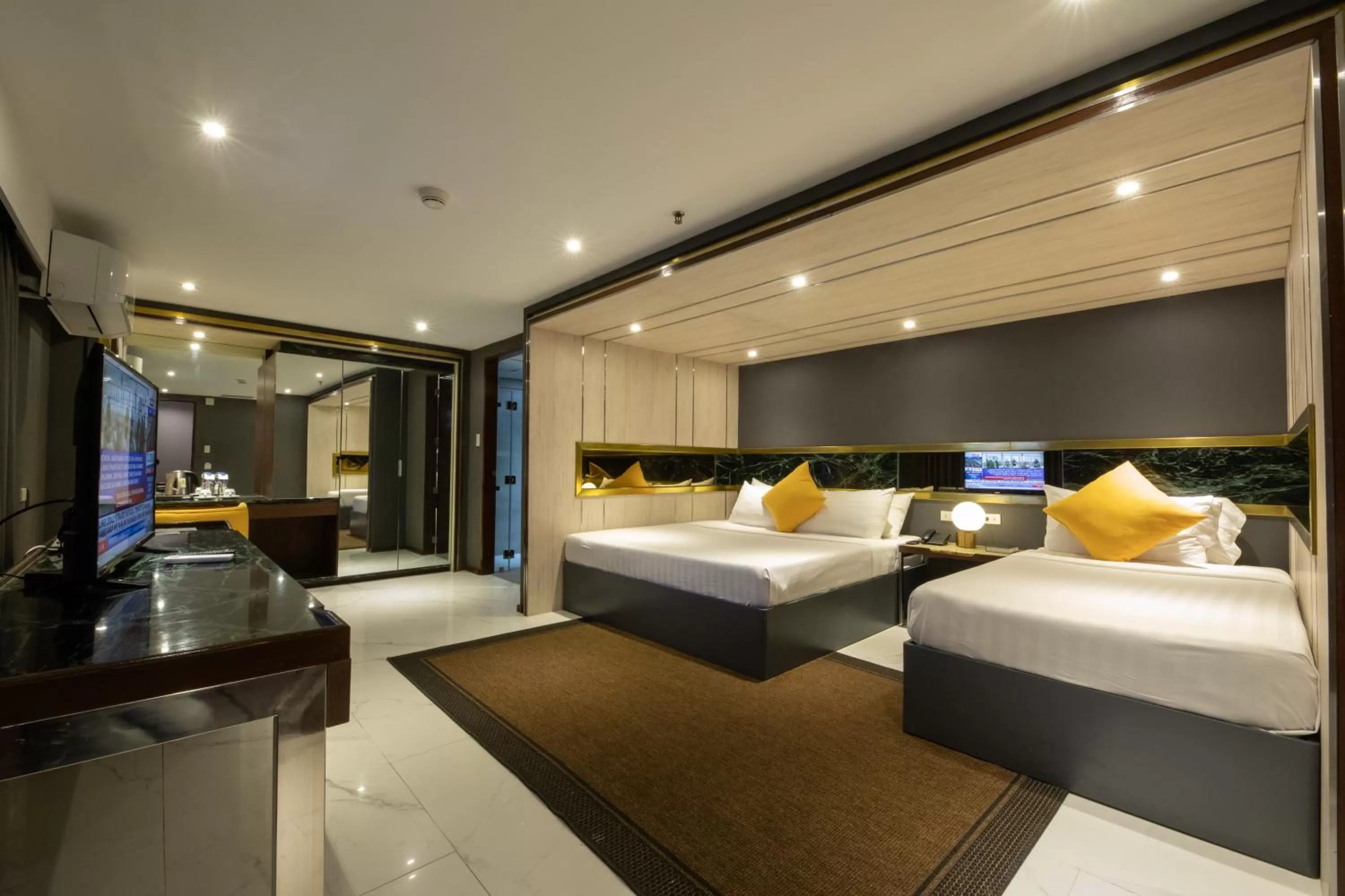 Photo of the whole room, Bed in Star Plaza Hotel