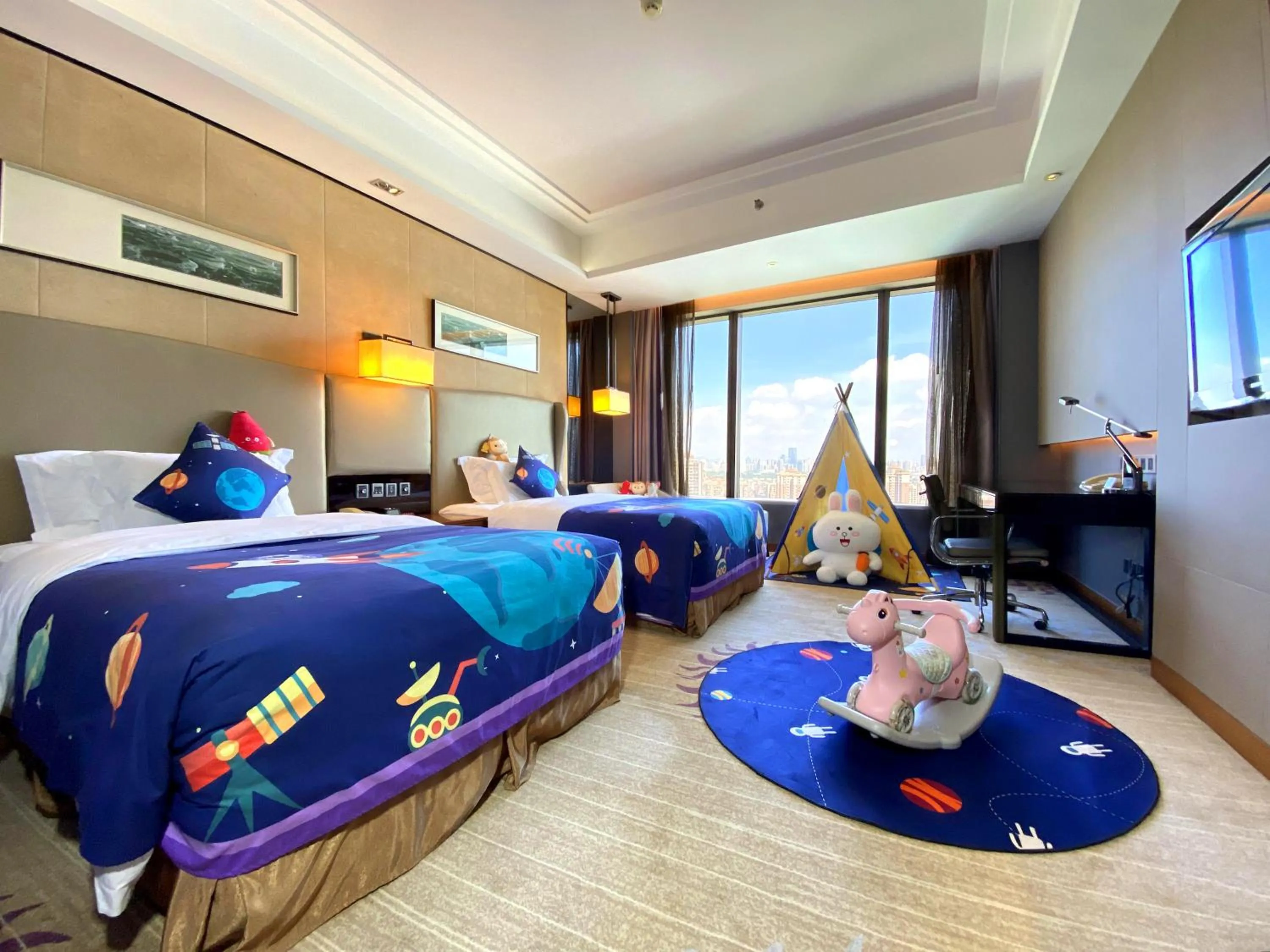 children, Bed in Crowne Plaza Huizhou by IHG