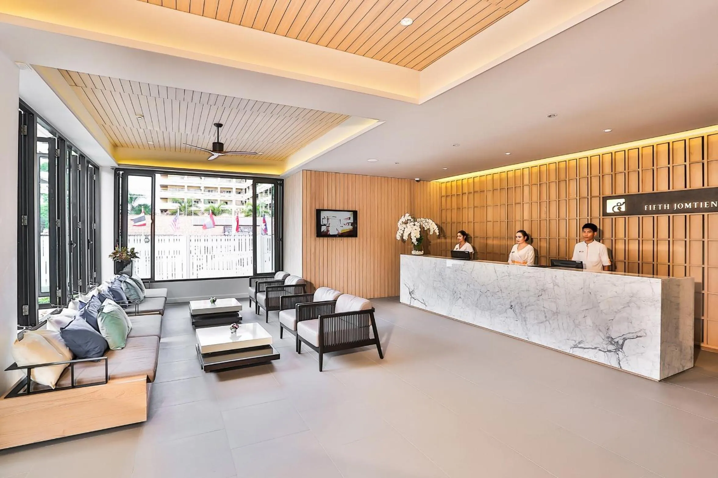 Staff in Fifth Pattaya Jomtien By Shiwalai Int