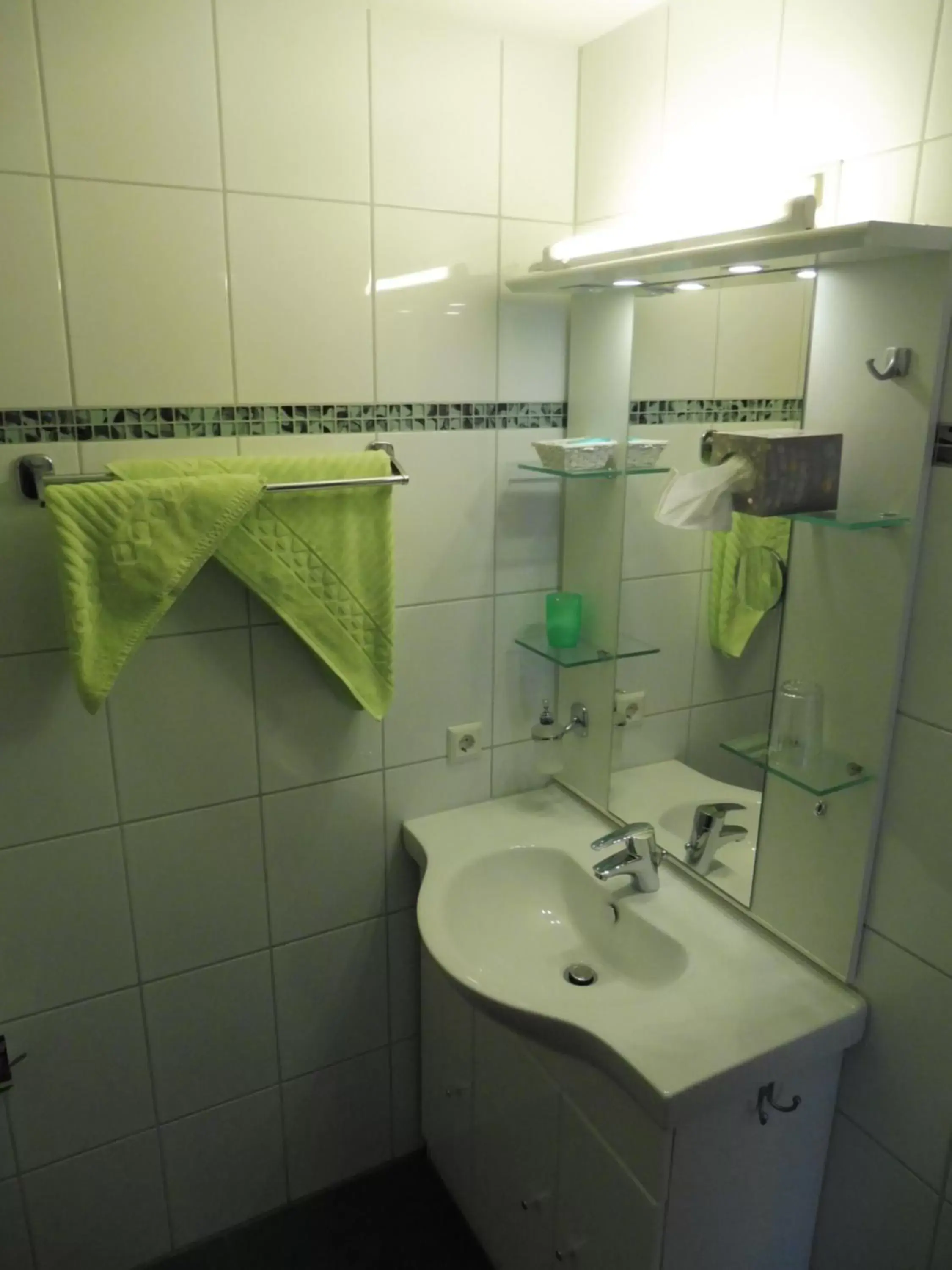 Single Room with Shower - single occupancy in Hotel Gasthof zum Engel - Gästehaus Single Room with Shower - single occupancy in Hotel Gasthof zum Engel - Gästehaus