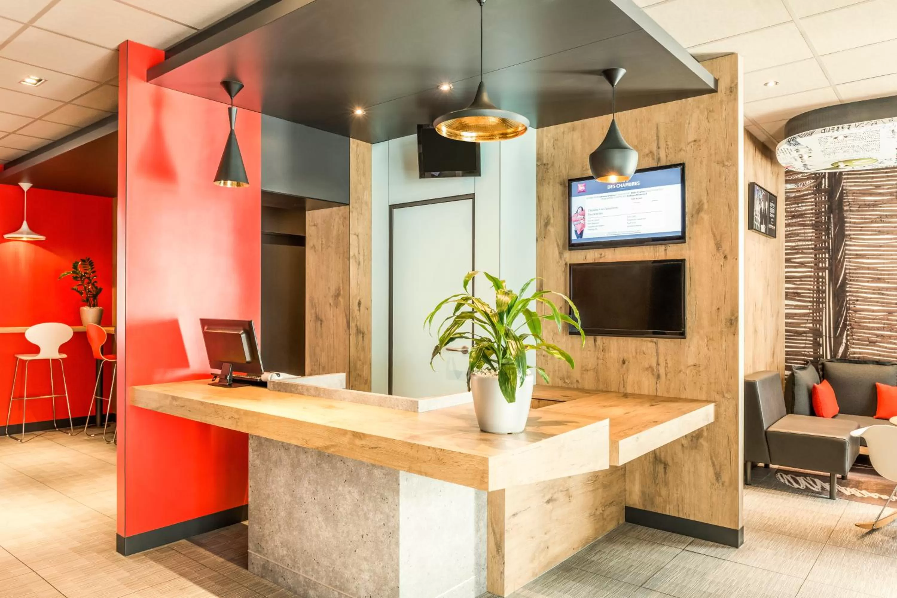 Lobby or reception in ibis Paris Boulogne Billancourt