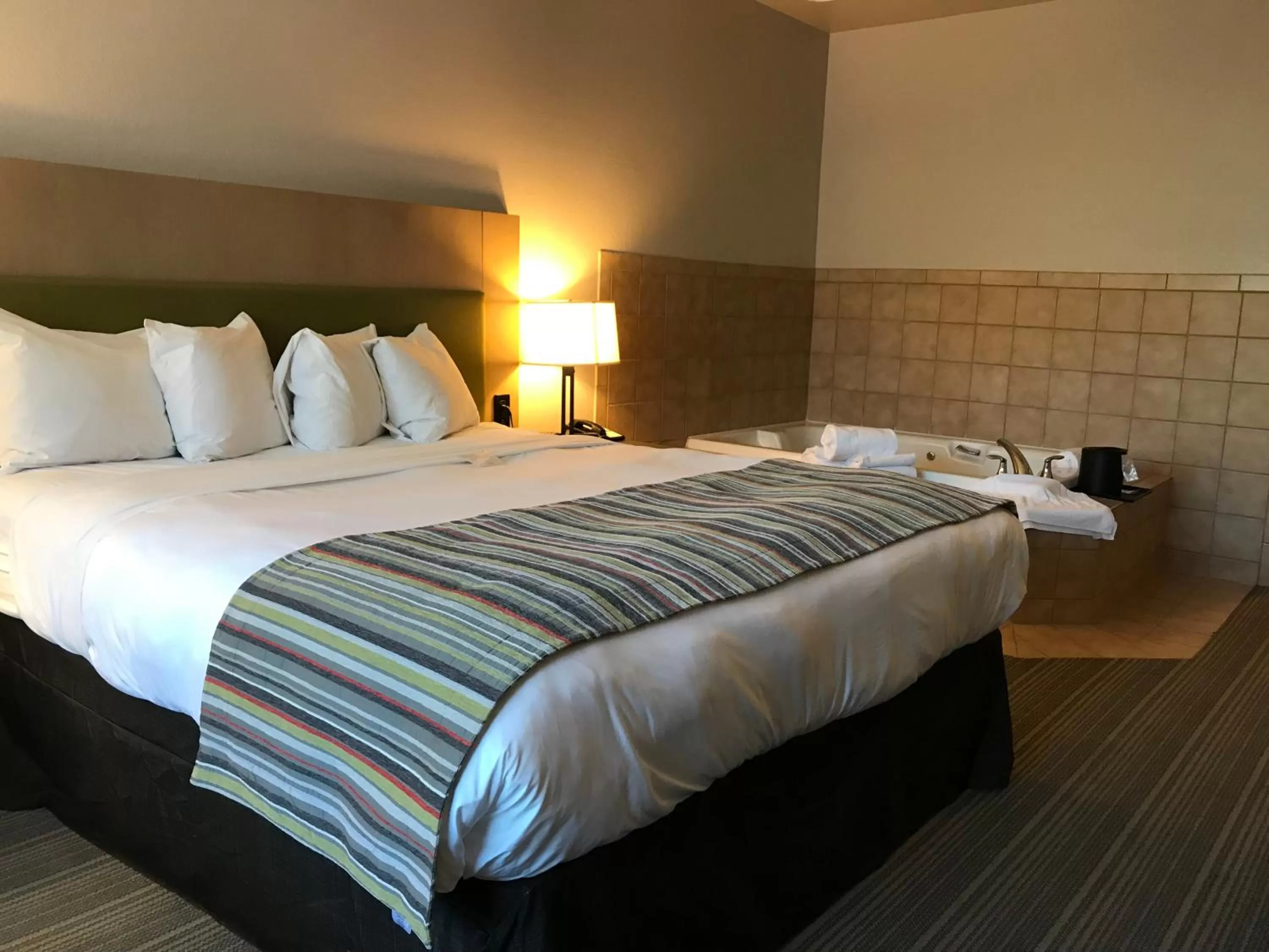 Hot Tub, Bed in Country Inn & Suites by Radisson, Fond du Lac, WI