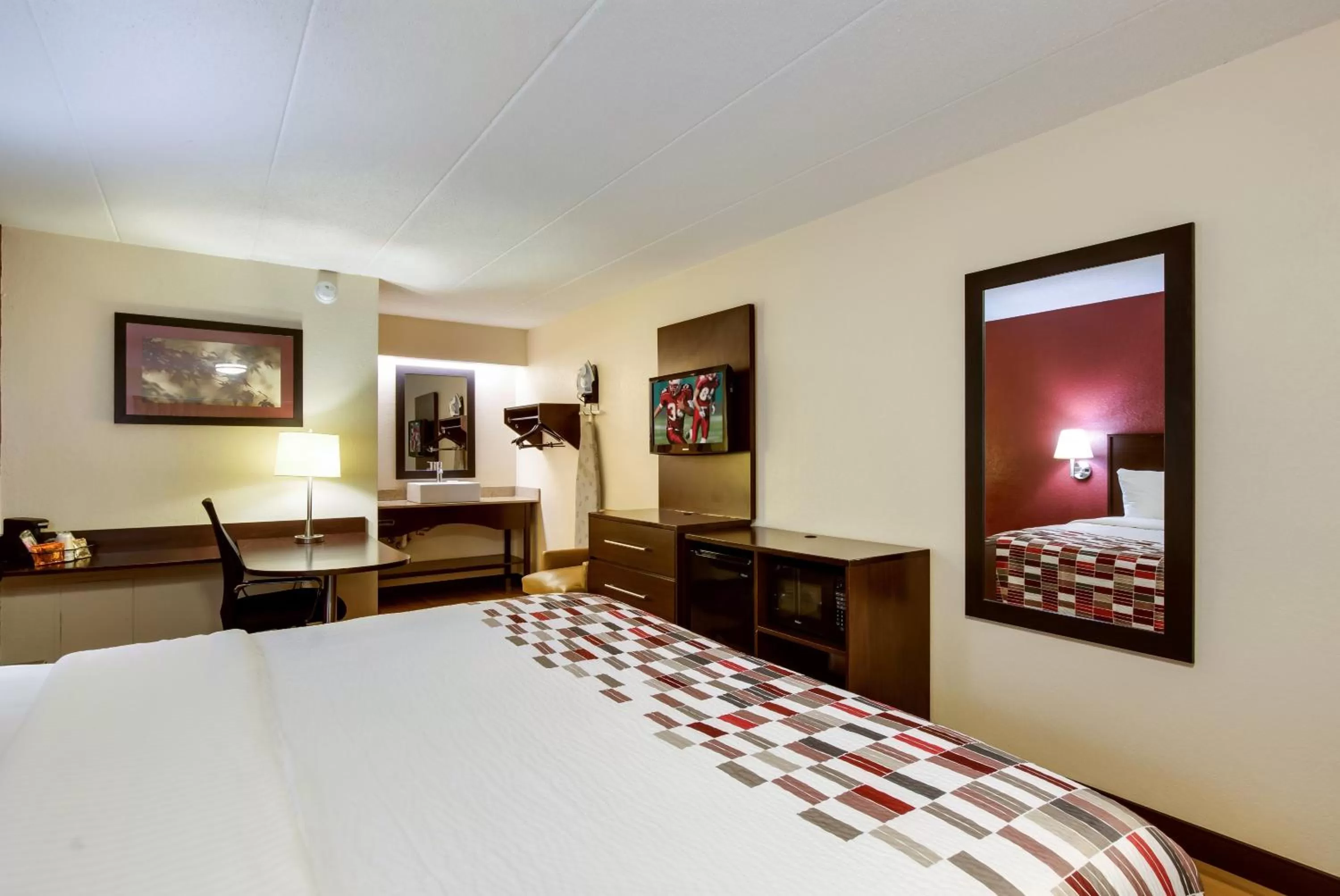 Photo of the whole room, Bed in Red Roof Inn Kalamazoo East – Expo Center