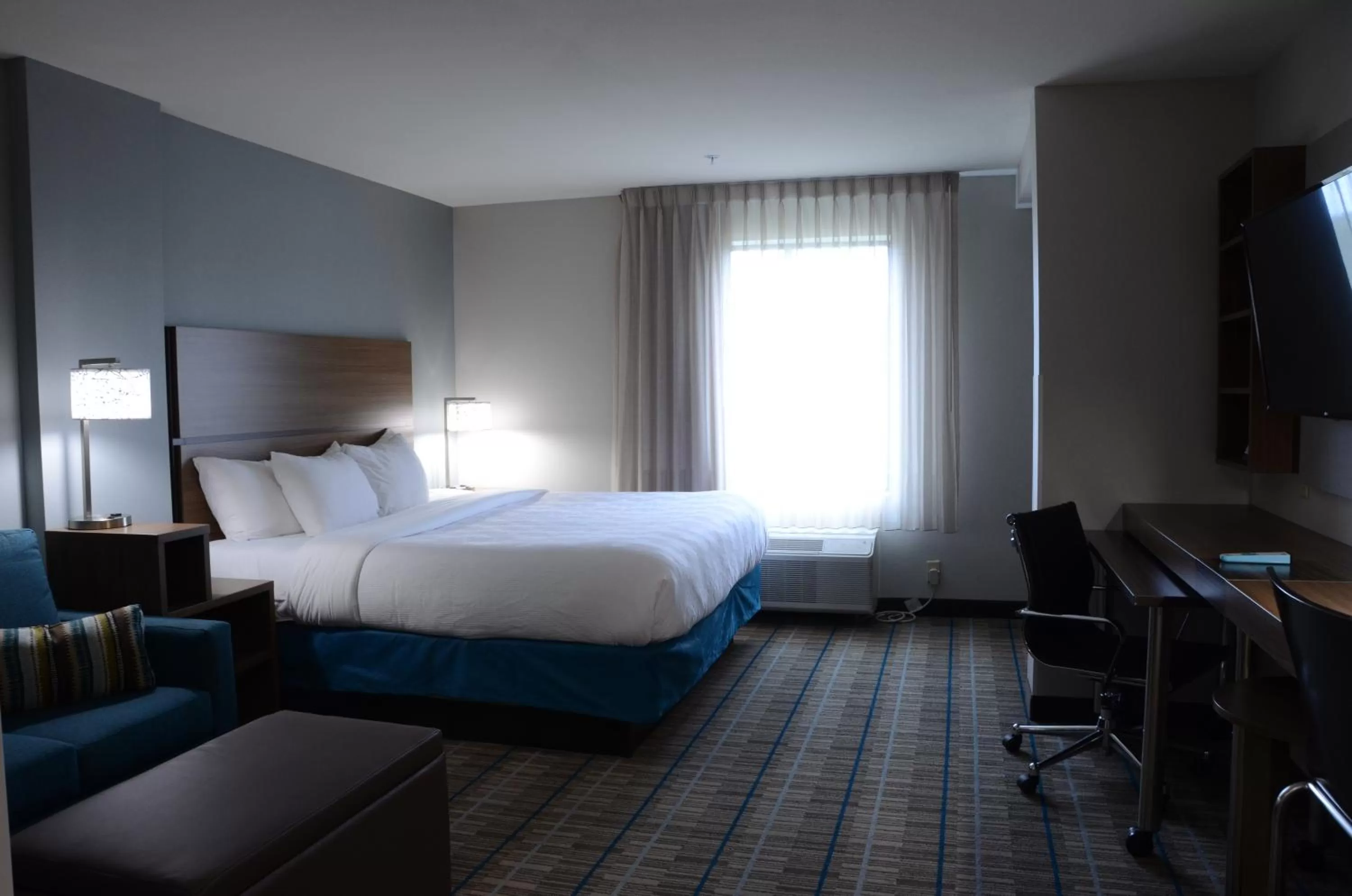 Photo of the whole room, Bed in MainStay Suites Bowling Green North