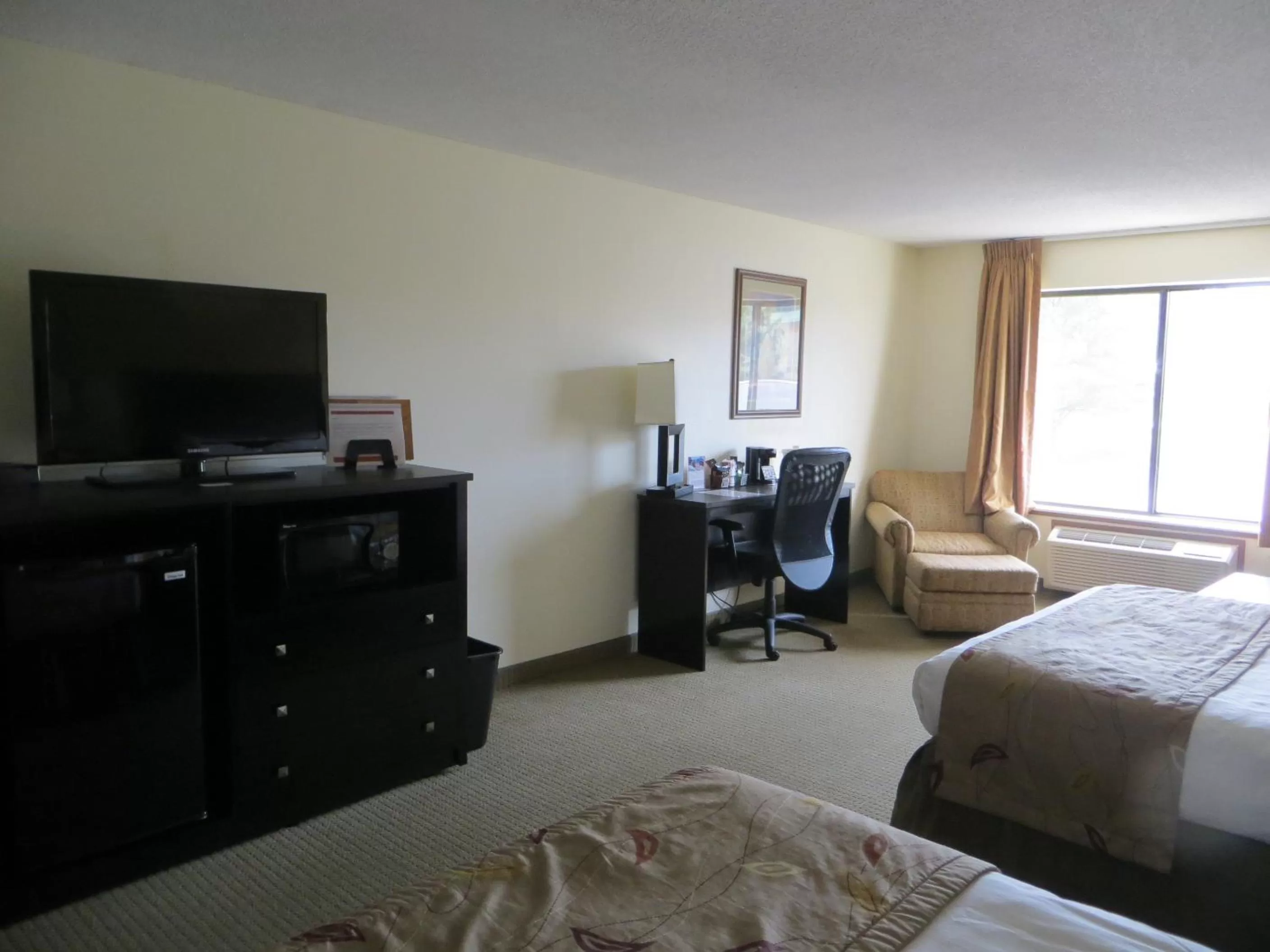 Bedroom, Bed in Ramada by Wyndham Wisconsin Dells I-90
