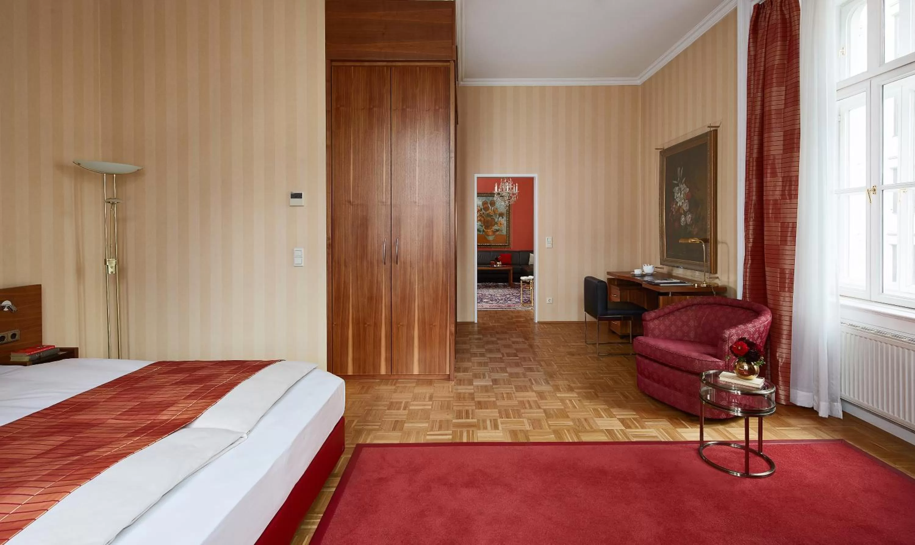 Photo of the whole room, Bed in Living Hotel an der Oper