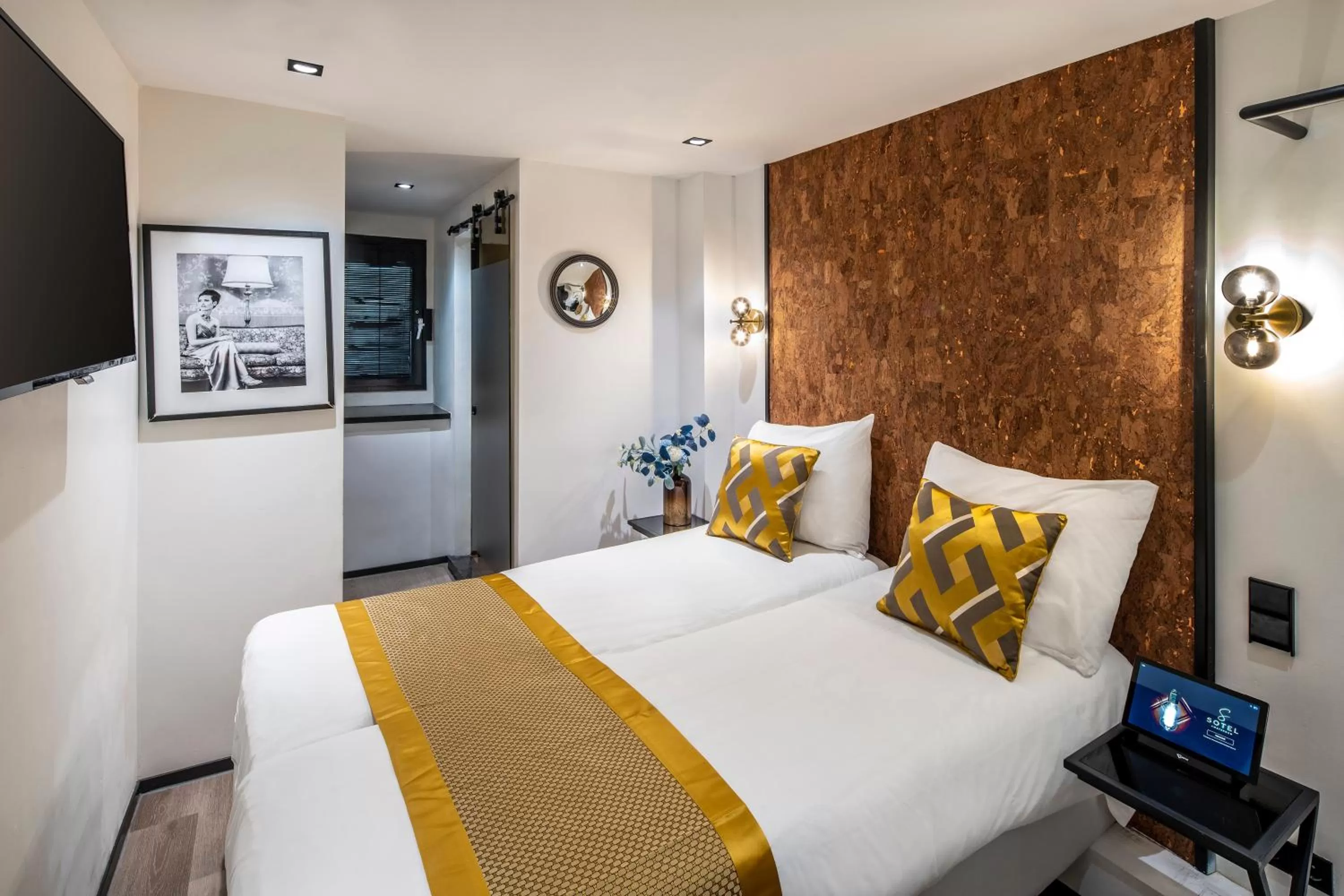 Photo of the whole room, Bed in Sotel Amsterdam Central Station