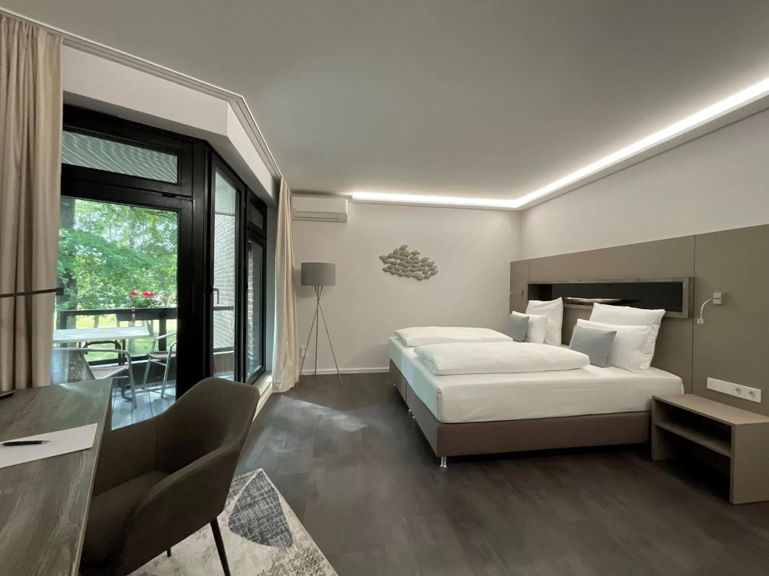 Photo of the whole room, Bed in Seehotel am Tankumsee