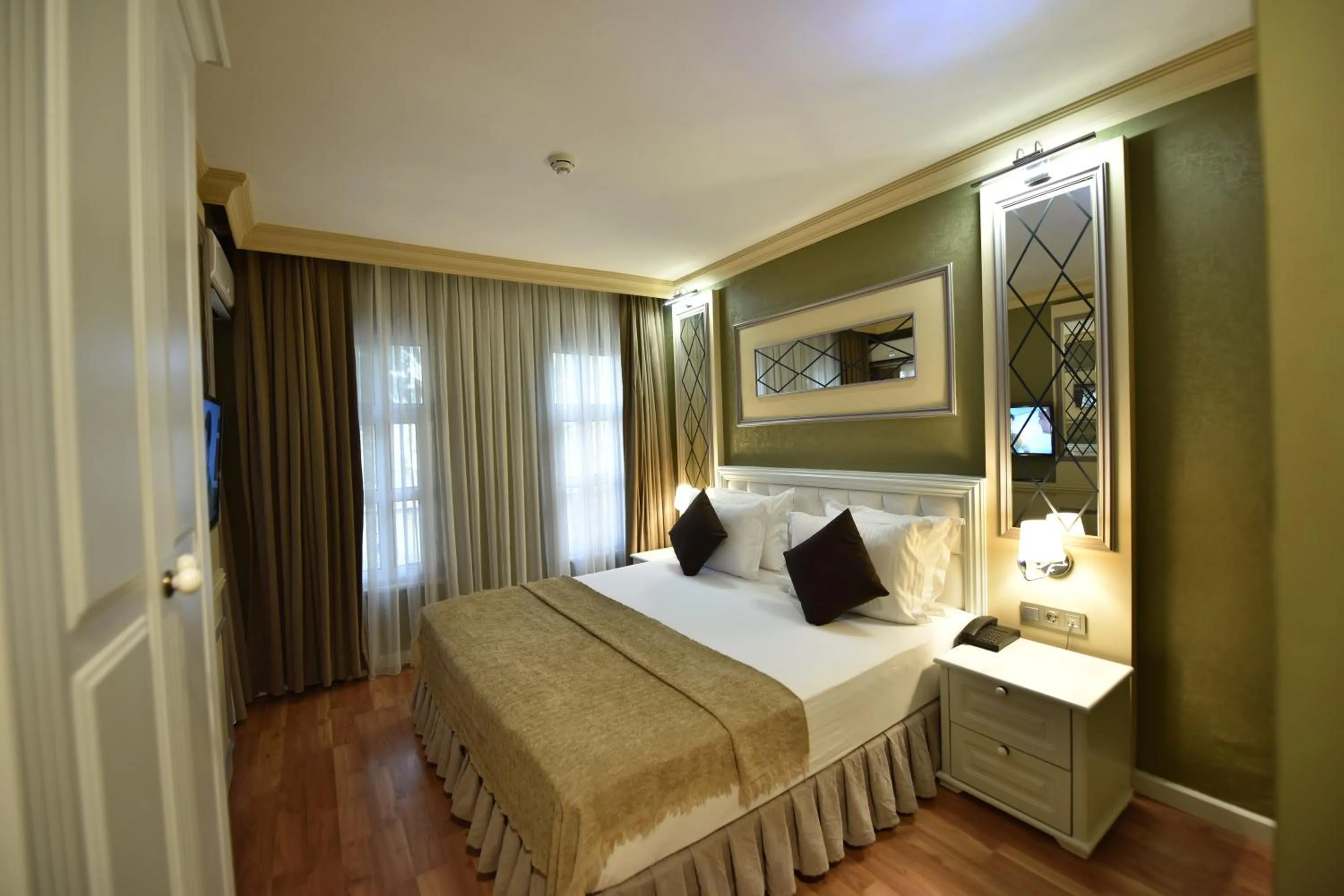 Photo of the whole room, Bed in Sunlight Hotel